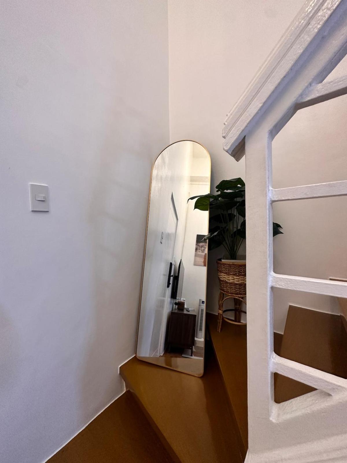 2 Bedroom 2 Bath With Netflix And Karaoke Near Mrt Edsa