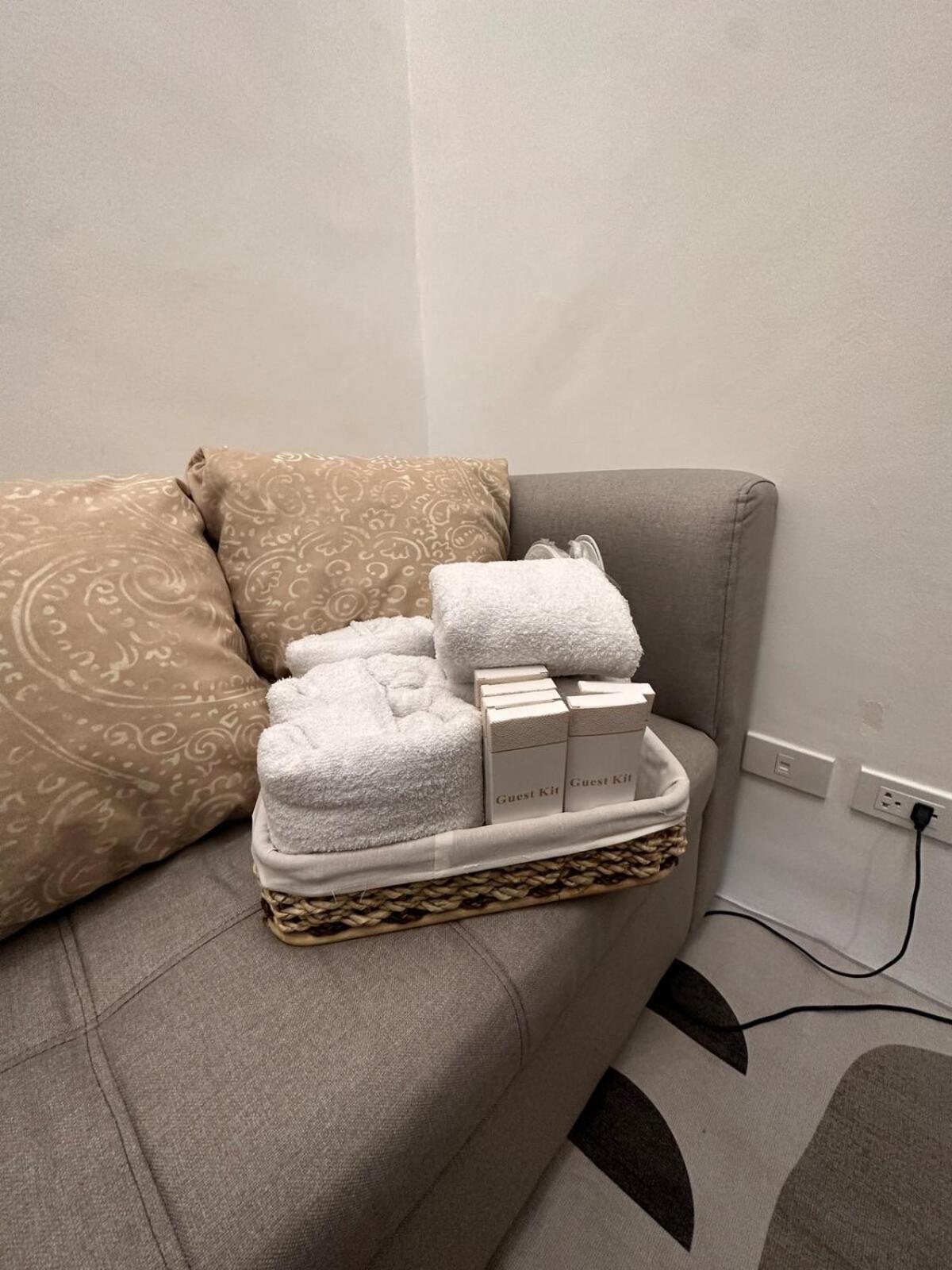 2 Bedroom 2 Bath With Netflix And Karaoke Near Mrt Edsa Manila
