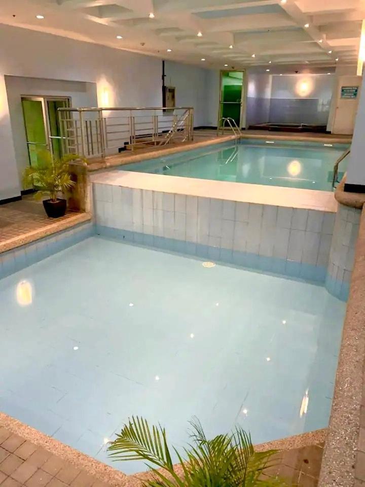 2 Bedroom 2 Bath With Netflix And Karaoke Near Mrt Edsa Manila