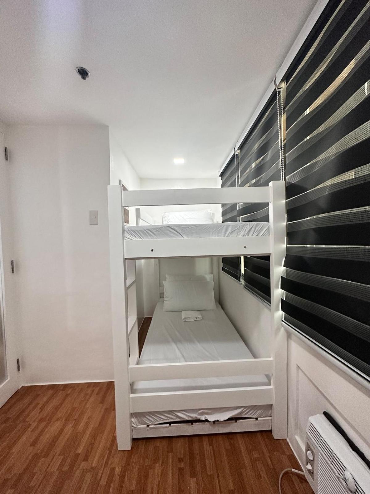 2 Bedroom 2 Bath With Netflix And Karaoke Near Mrt Edsa *