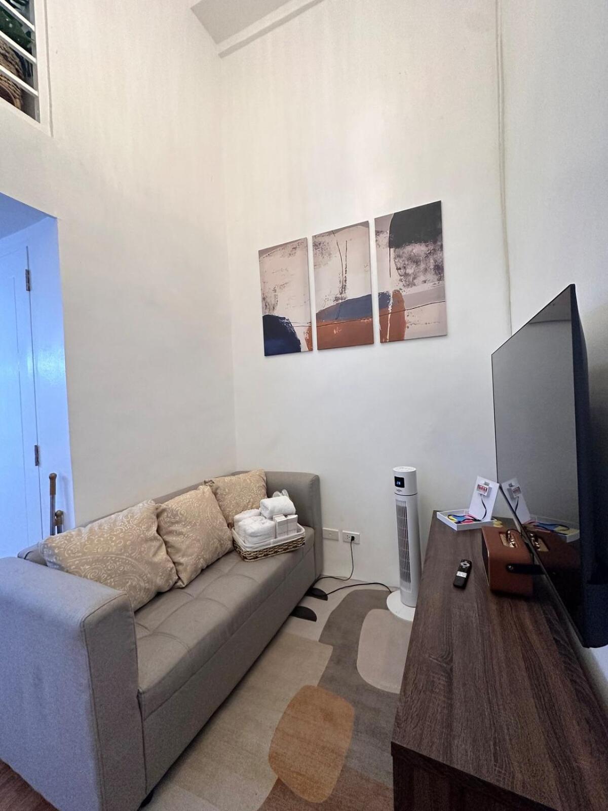 2 Bedroom 2 Bath With Netflix And Karaoke Near Mrt Edsa Apartment *