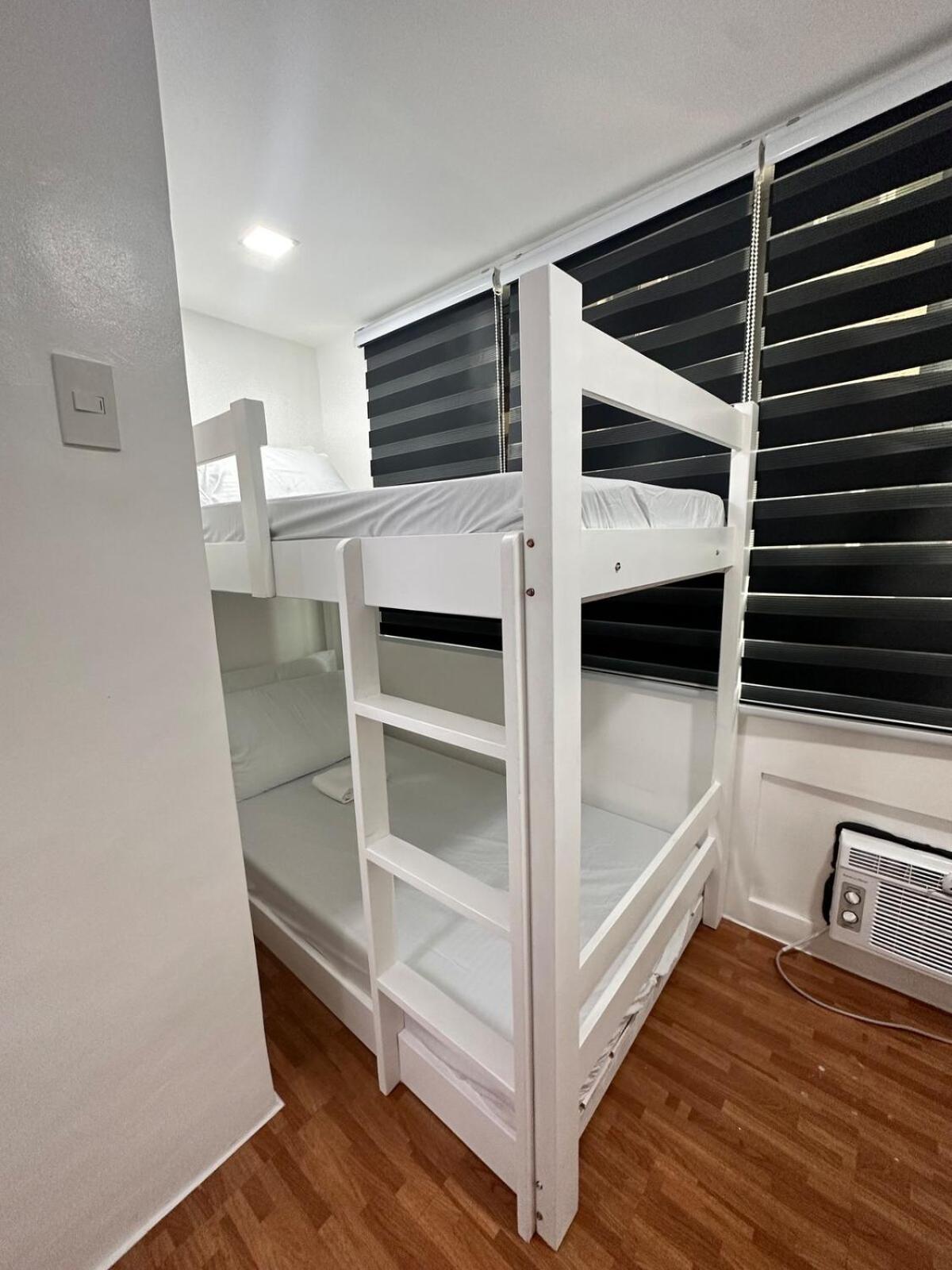 2 Bedroom 2 Bath With Netflix And Karaoke Near Mrt Edsa