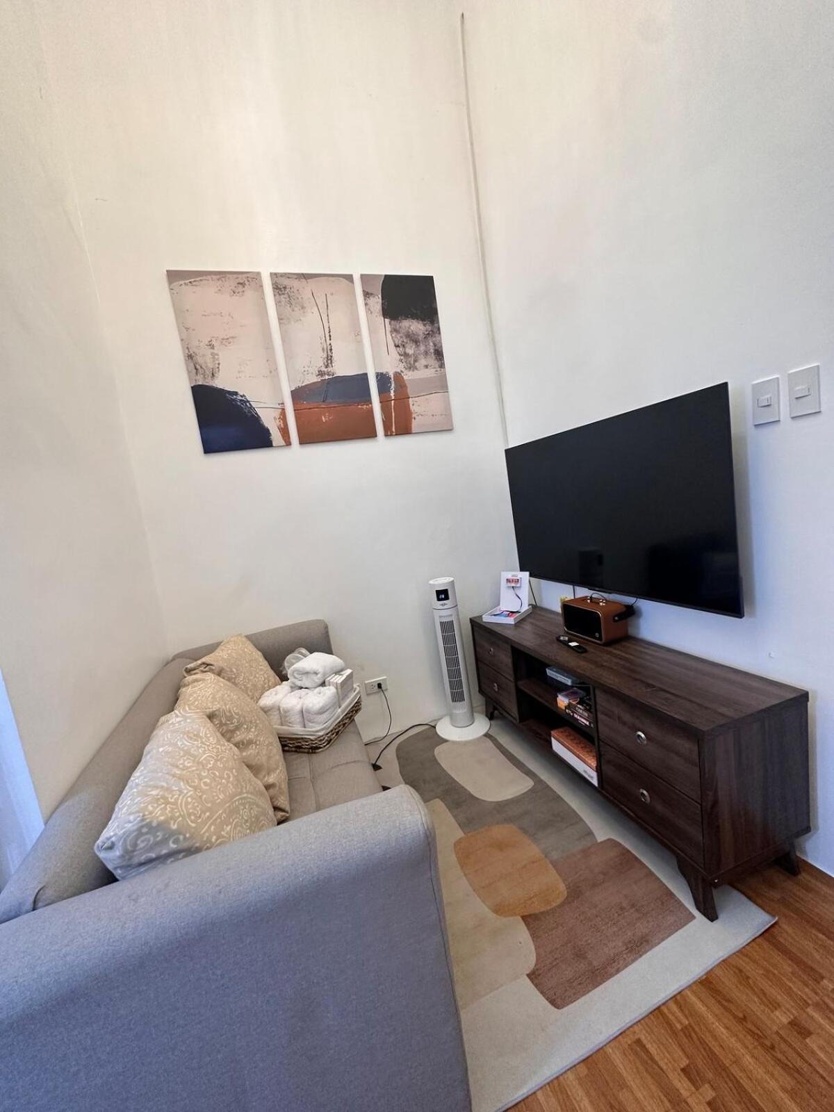 Apartment 2 Bedroom 2 Bath With Netflix And Karaoke Near Mrt Edsa *