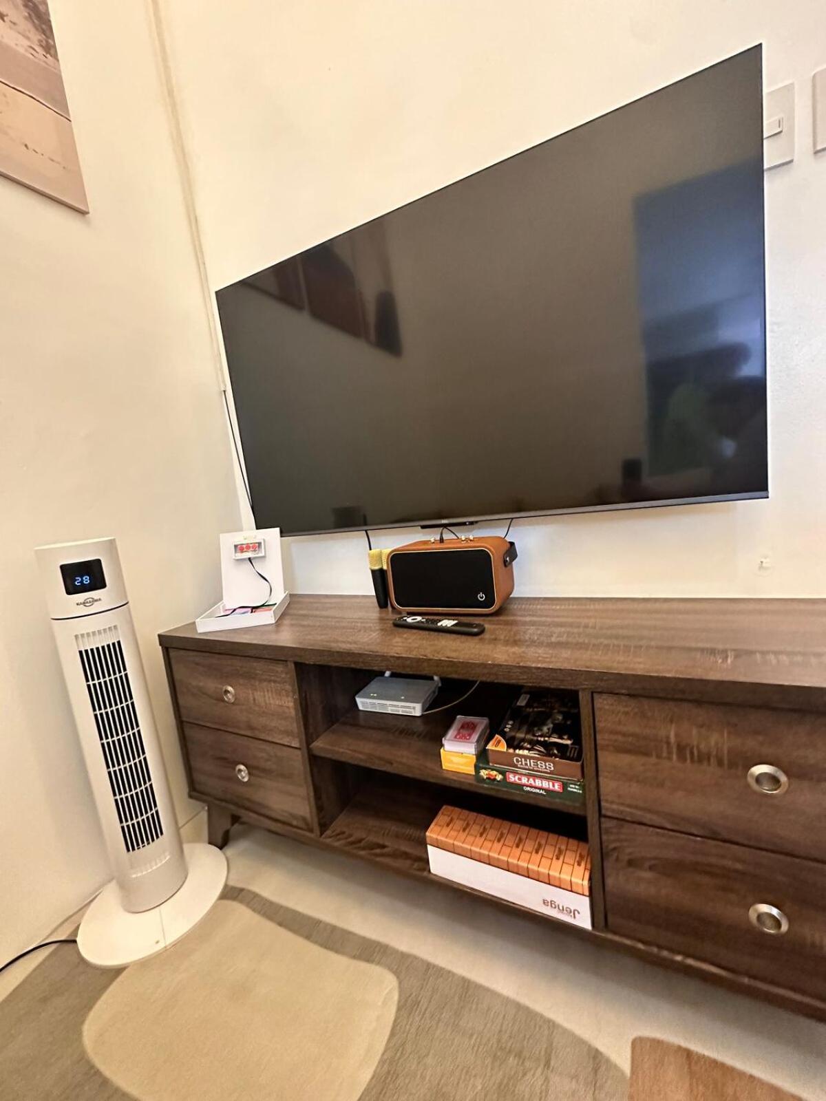 2 Bedroom 2 Bath With Netflix And Karaoke Near Mrt Edsa Manila