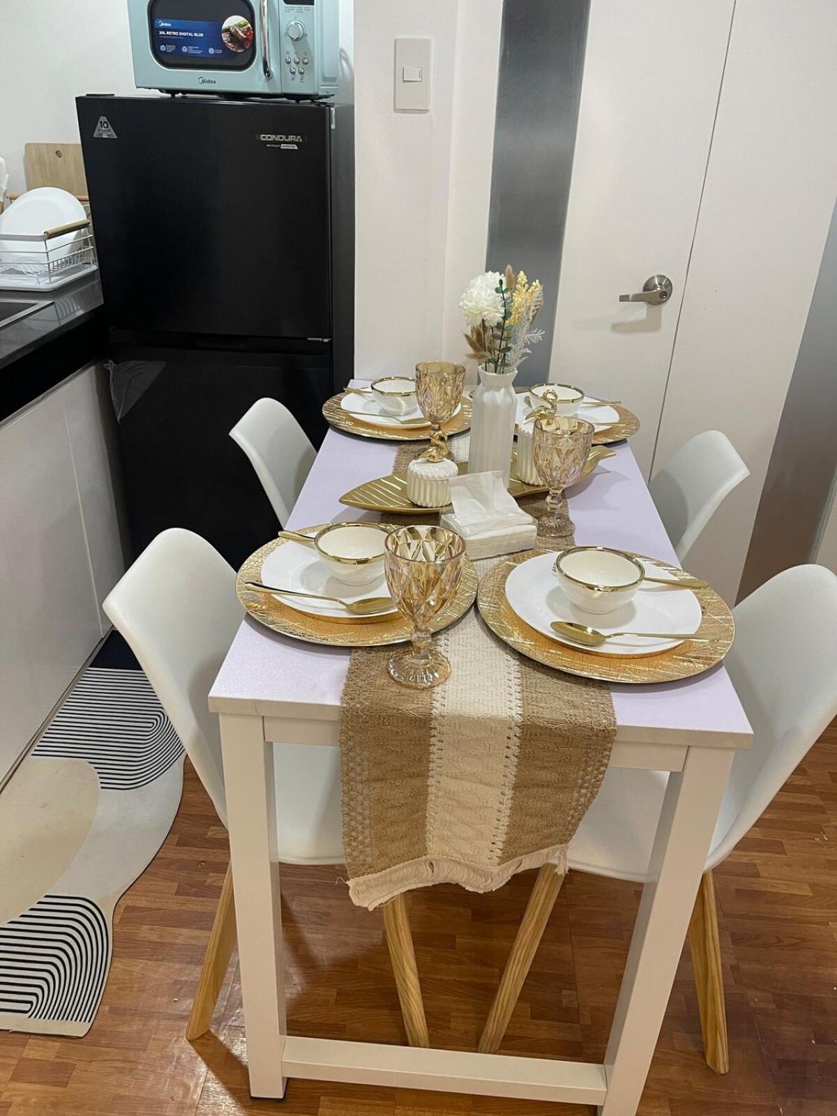 Apartment 2 Bedroom 2 Bath With Netflix And Karaoke Near Mrt Edsa