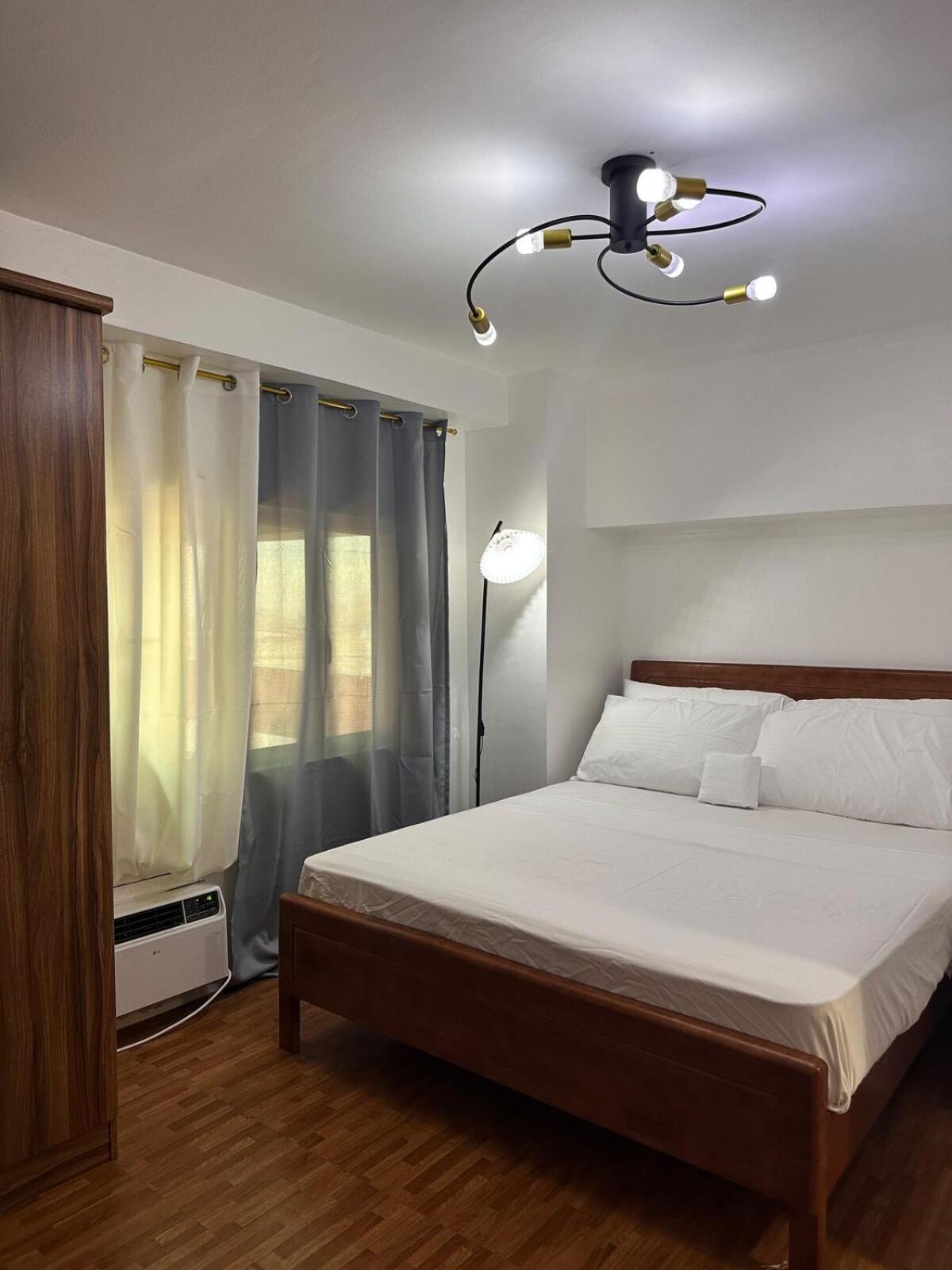 2 Bedroom 2 Bath With Netflix And Karaoke Near Mrt Edsa Apartment Manila