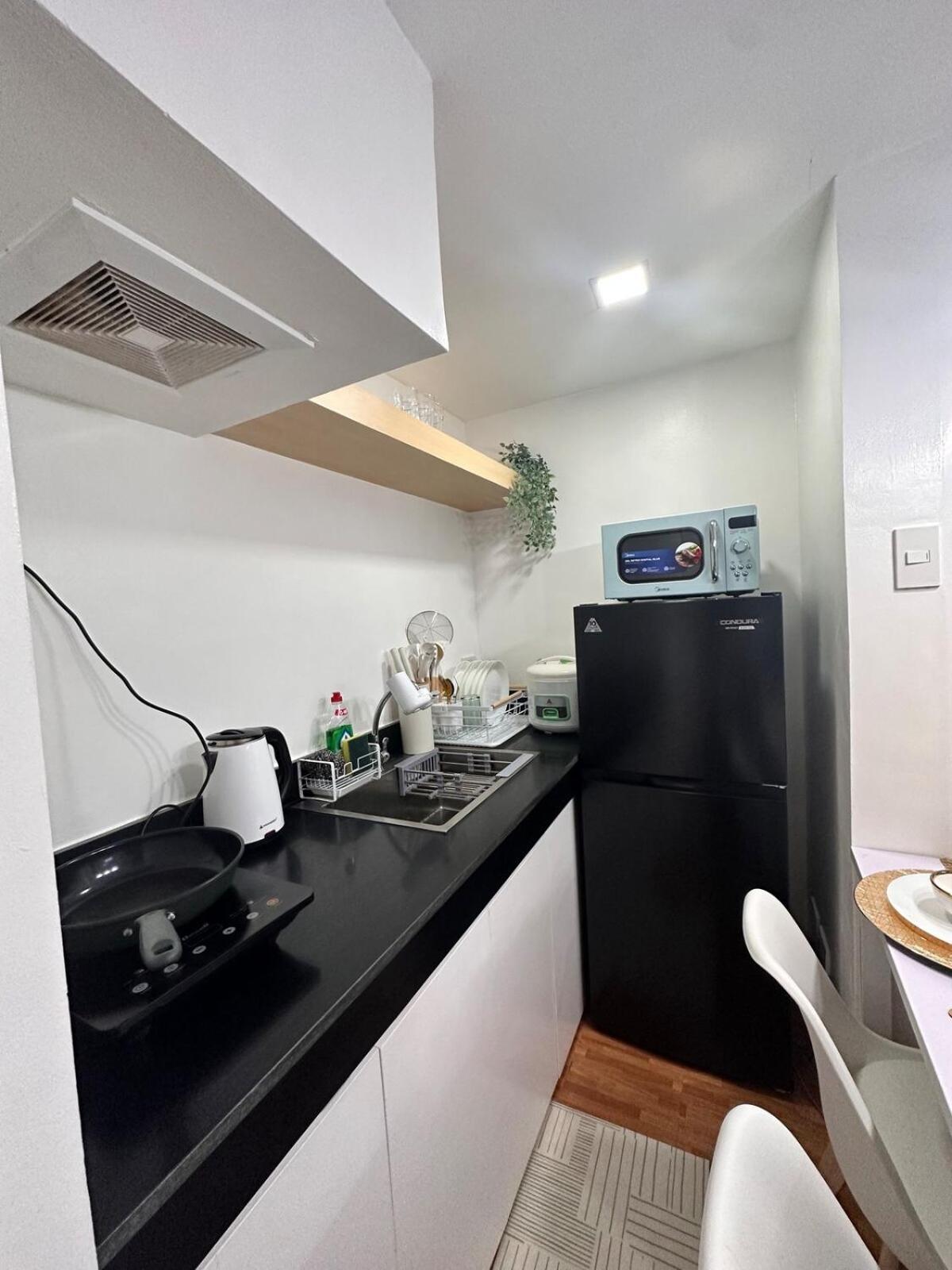 2 Bedroom 2 Bath With Netflix And Karaoke Near Mrt Edsa *
