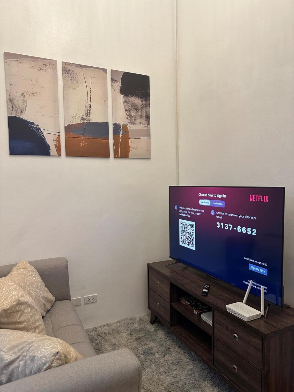 Apartment 2 Bedroom 2 Bath With Netflix And Karaoke Near Mrt Edsa Manila