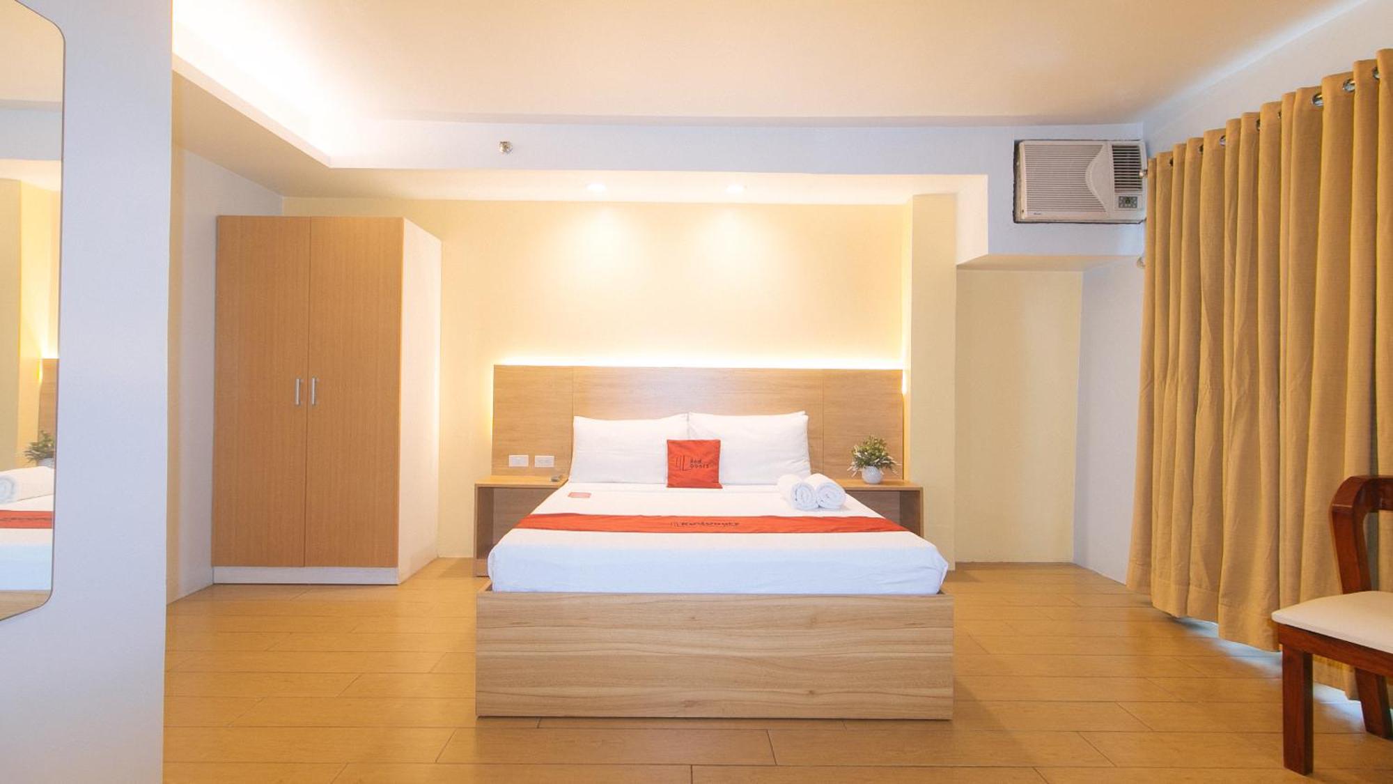 Hotel Reddoorz At Luxelite Makati 2*