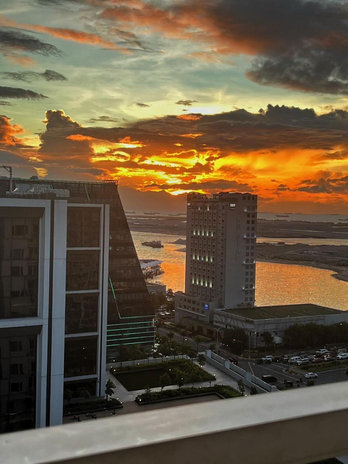 Bay, Seaside Living Near Moa, Unit Manila