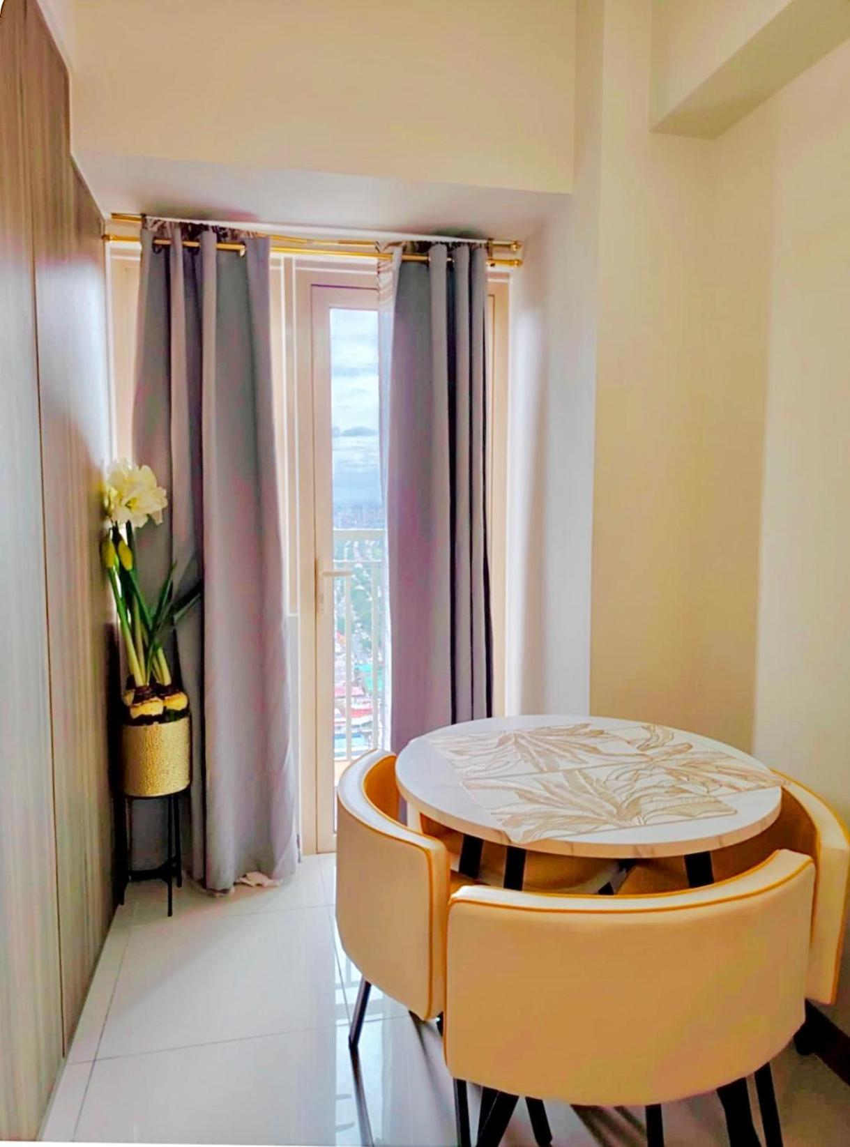 Stunning With Balcony Apartment Manila