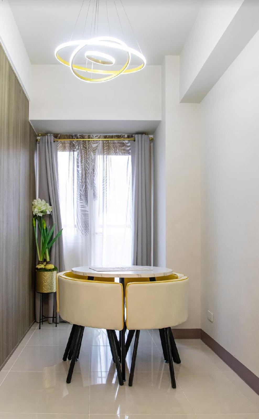 Apartment Stunning With Balcony Manila
