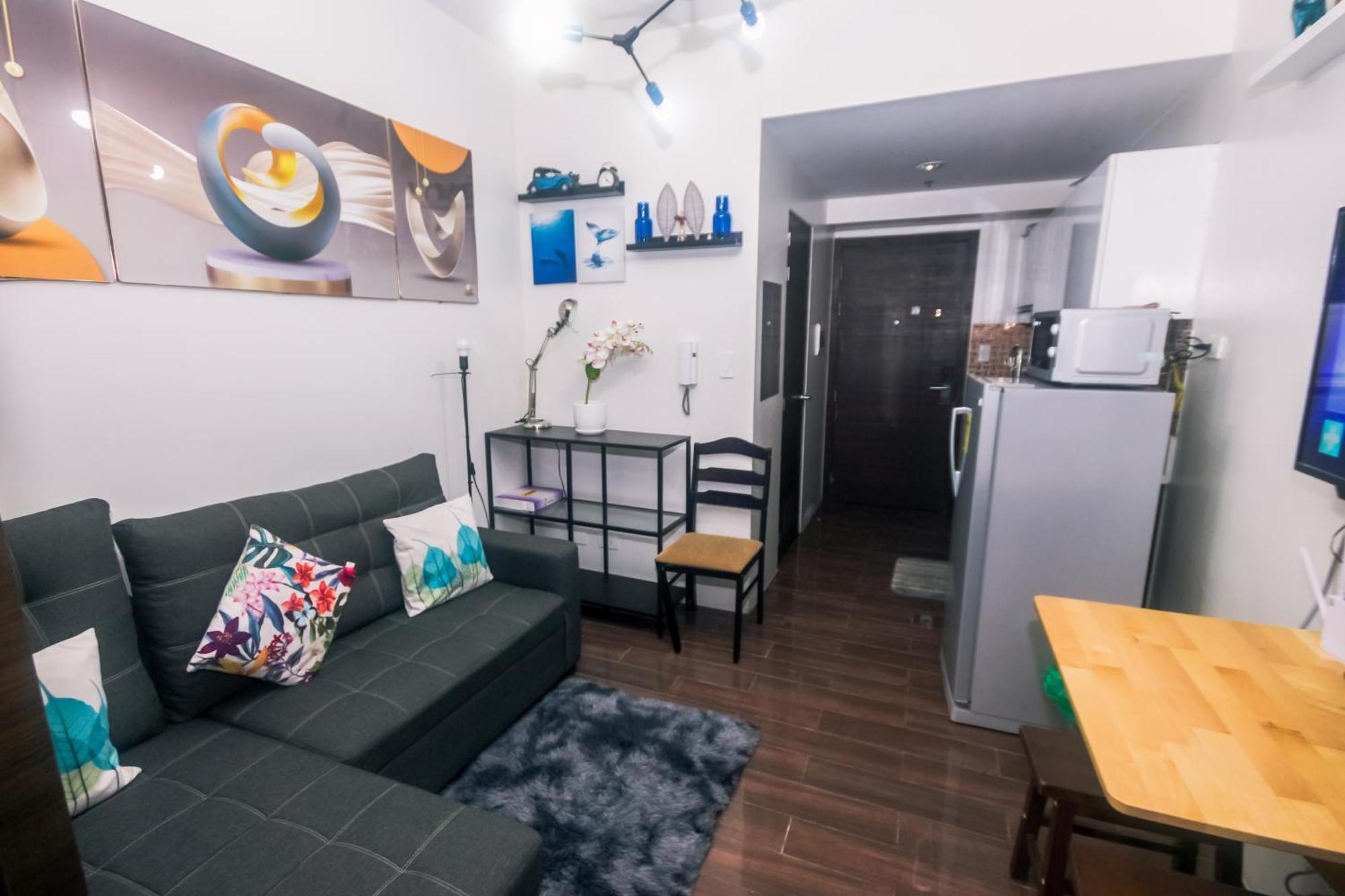 Cozy Crash Pad A Laughter Friendly Makati 2270 Gym Swim Park 300 Mbps Apartment Manila