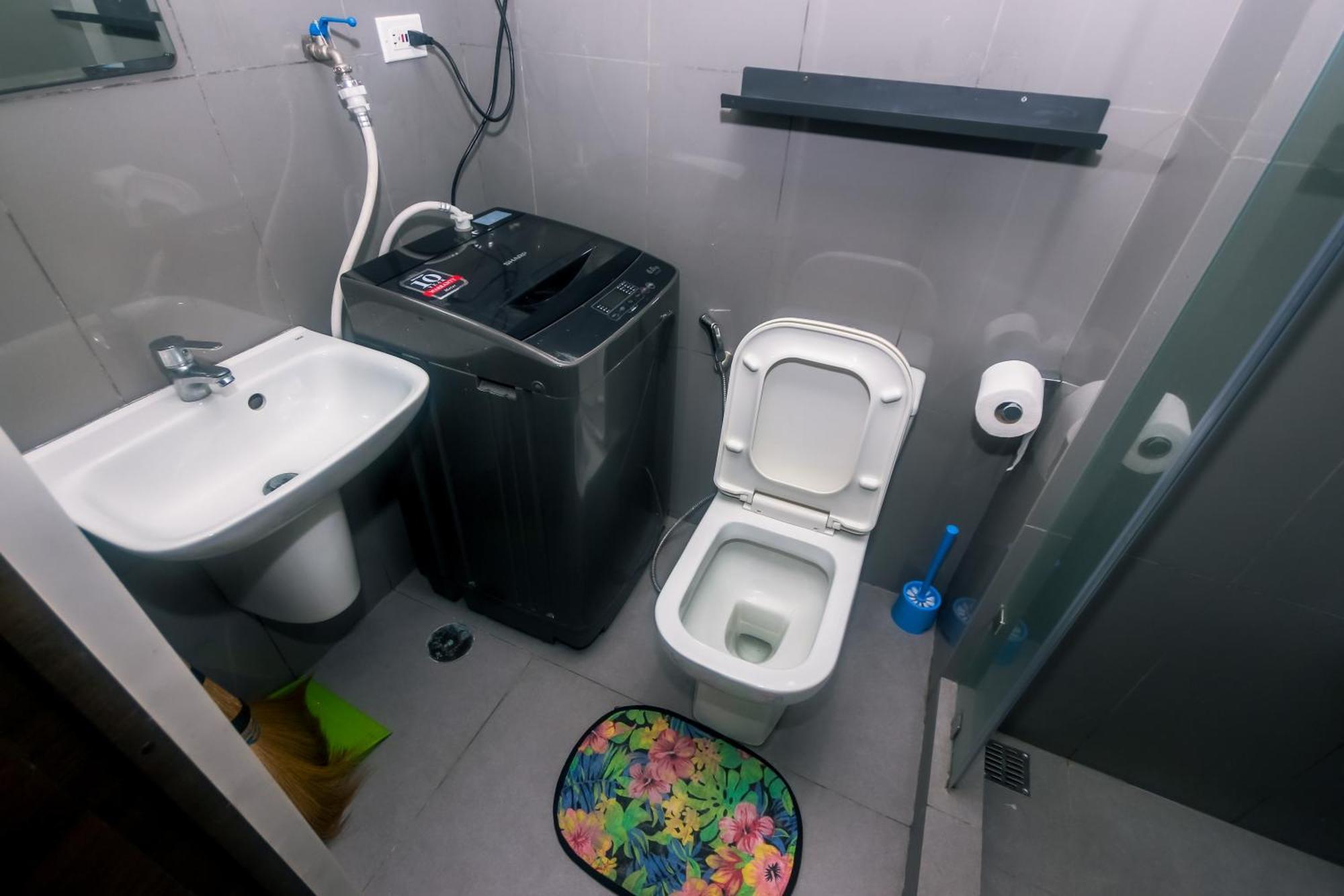 Cozy Crash Pad A Laughter Friendly Makati 2270 Gym Swim Park 300 Mbps Apartment