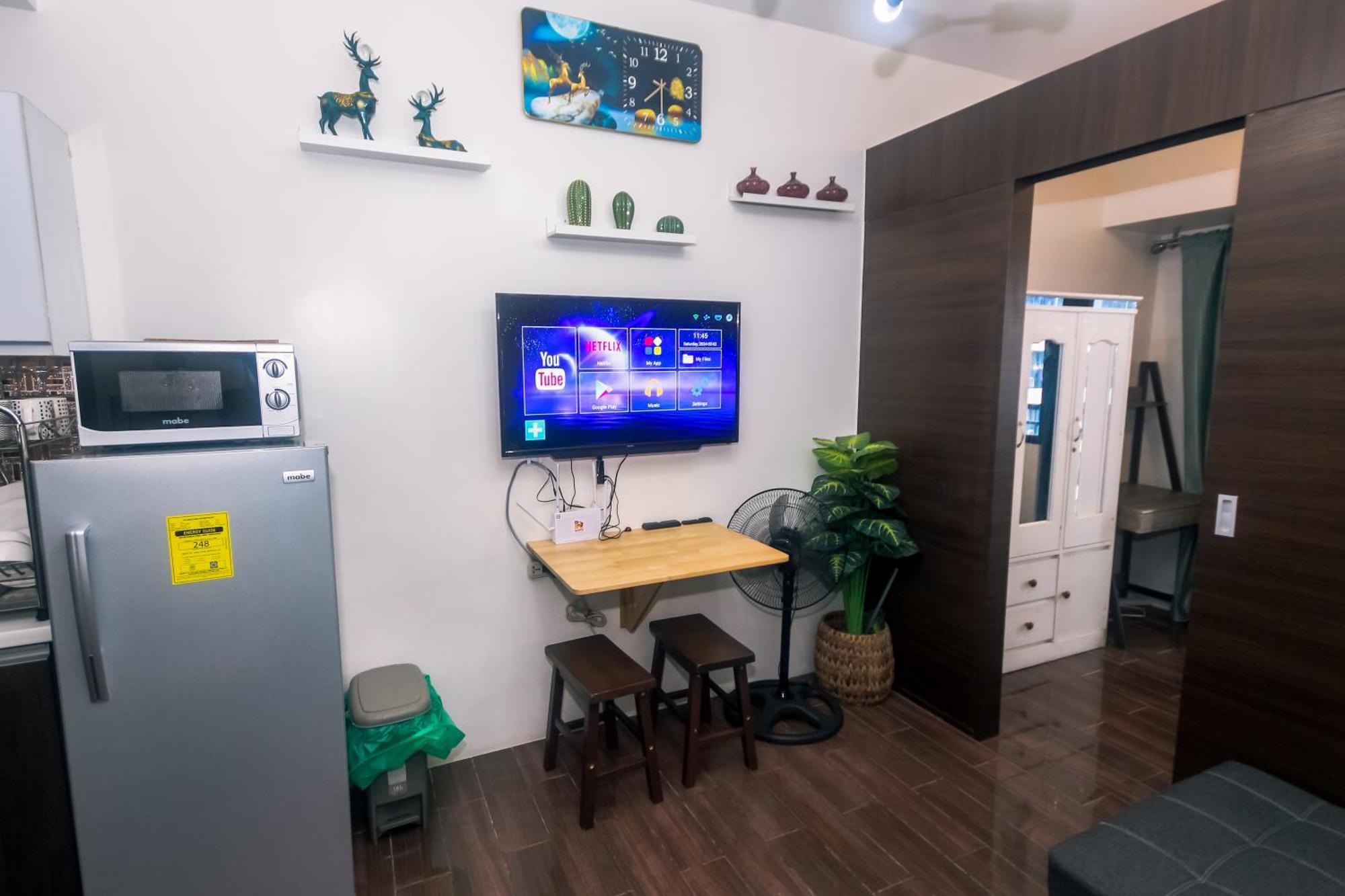 Cozy Crash Pad A Laughter Friendly Makati 2270 Gym Swim Park 300 Mbps Apartment Manila