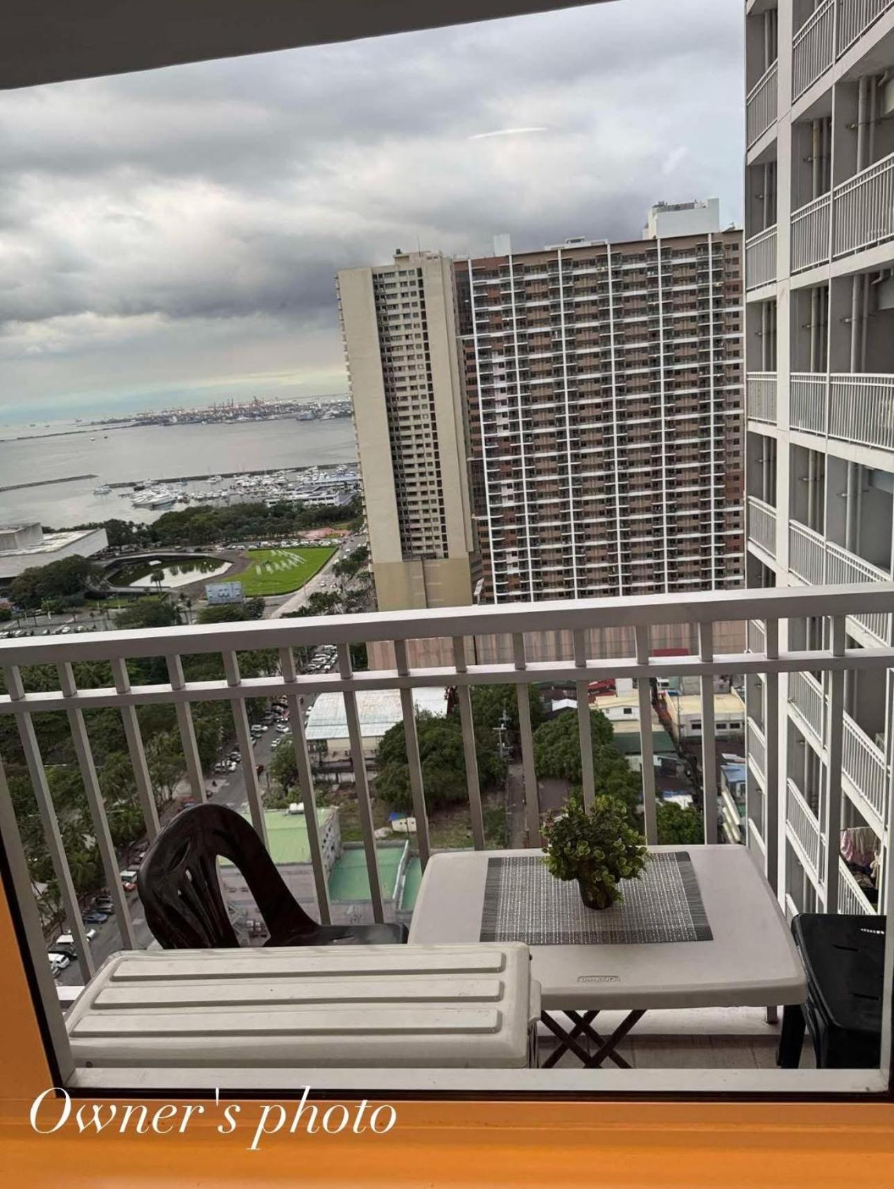 Juvrey 1 Bedroom Unit With Balcony Manila
