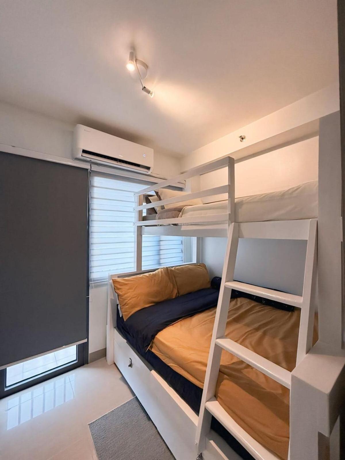 Grasya's Cozy Cove At Shore 2-family Friendly Unit Apartment Manila