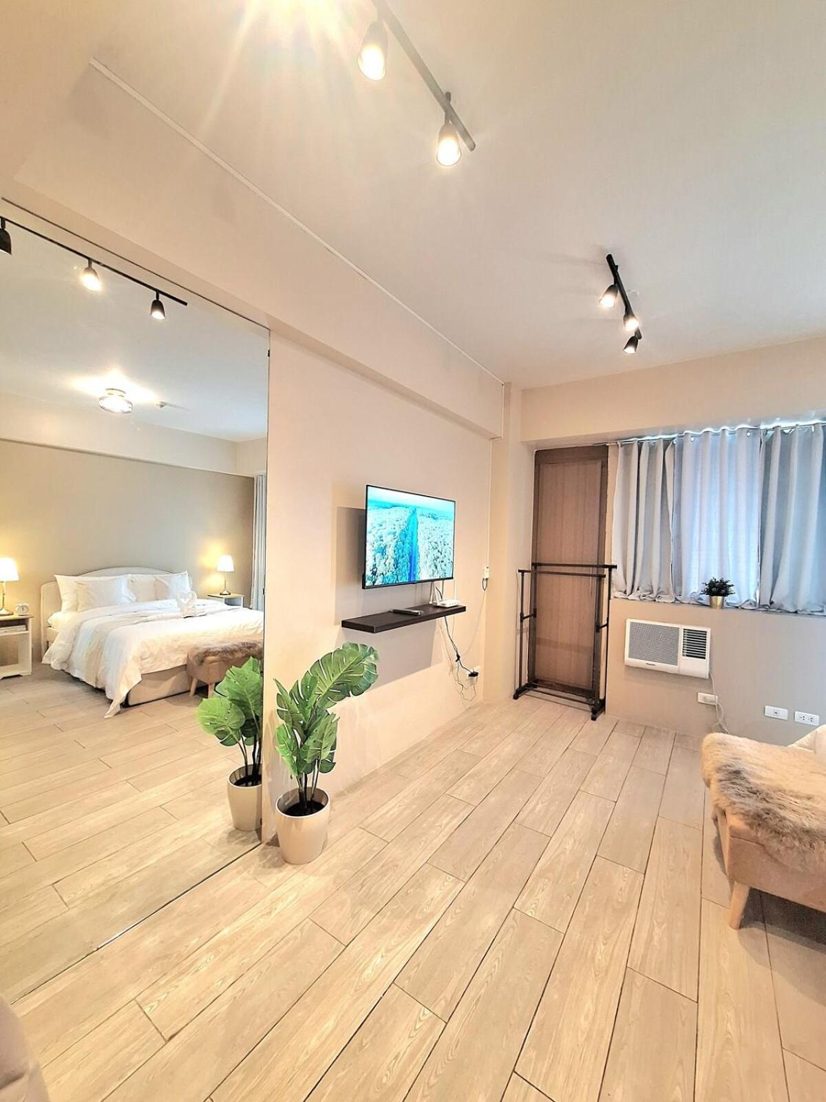 Across Airport Naia T3 Comfy Unit With Balcony * Manila