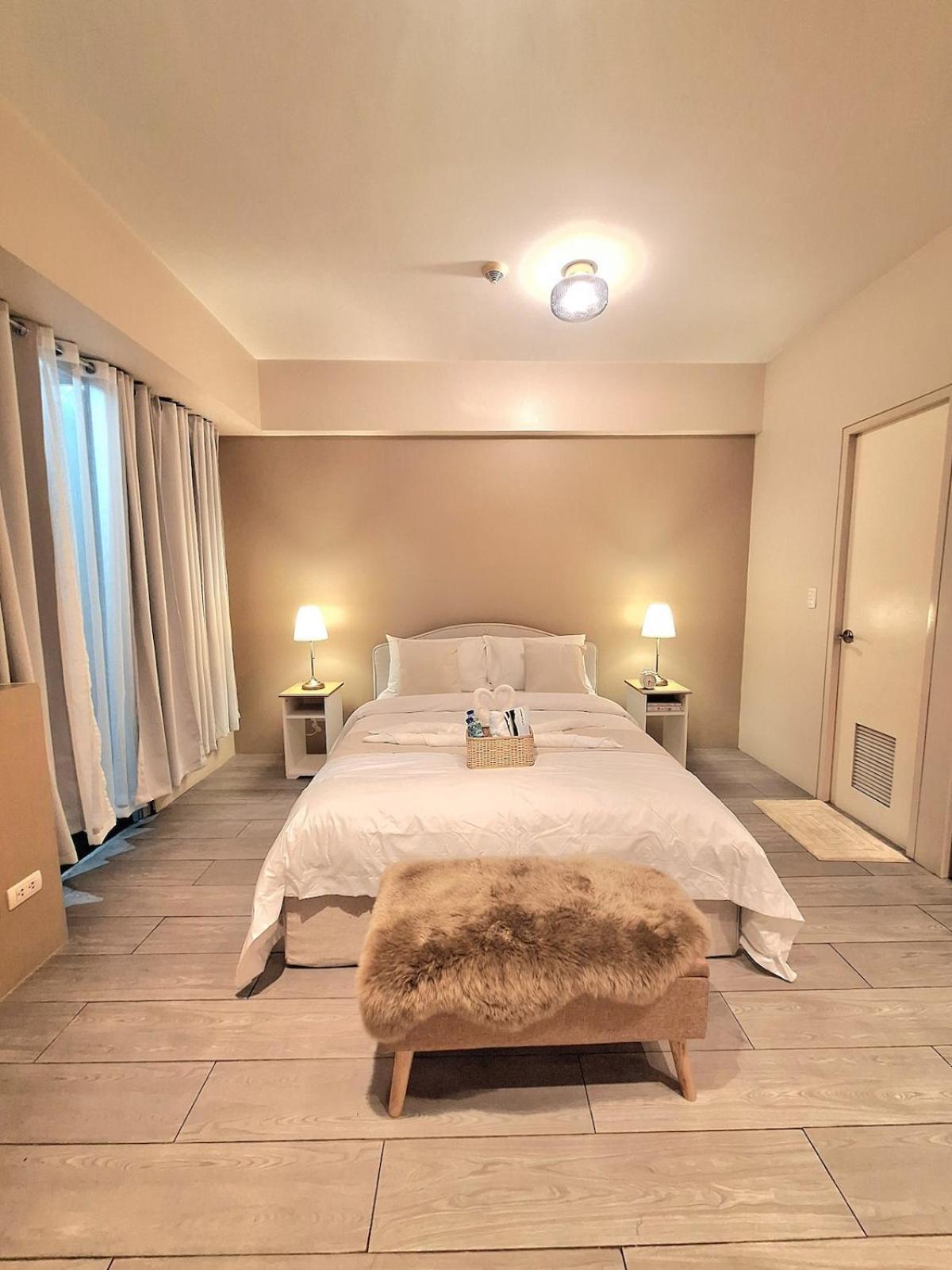 Apartment Across Airport Naia T3 Comfy Unit With Balcony Manila