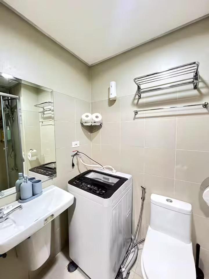 Cozy With Pool View And Free Parking! Manila