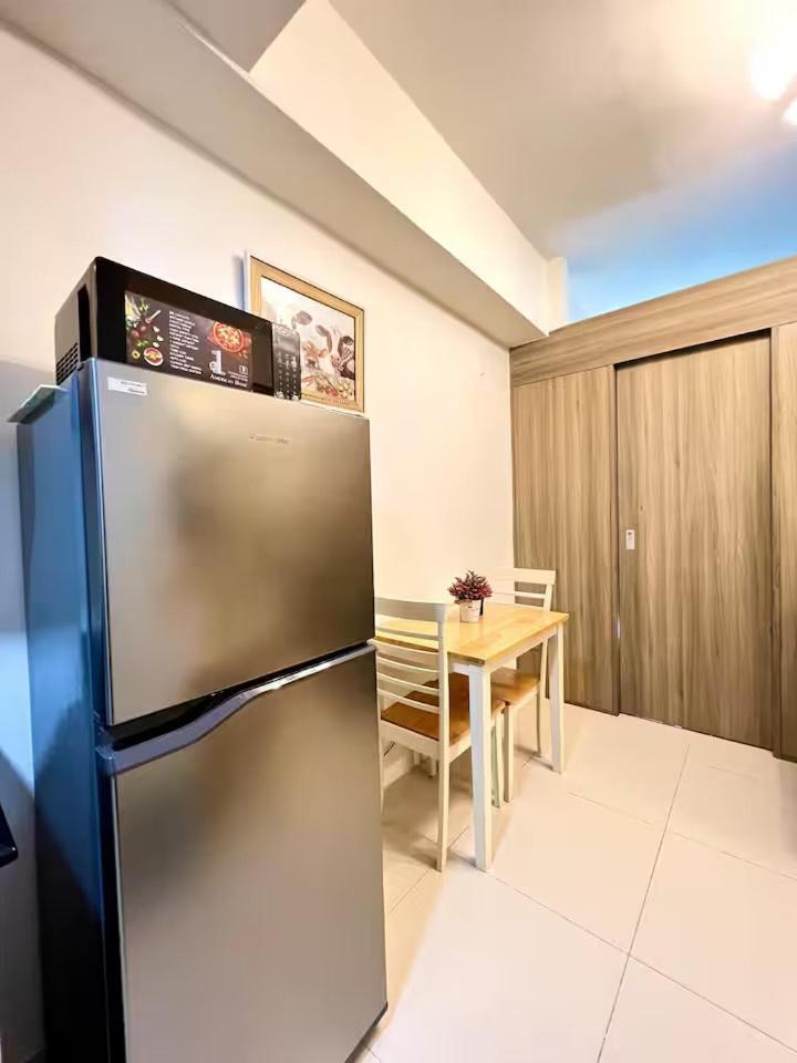 Cozy With Pool View And Free Parking! Manila