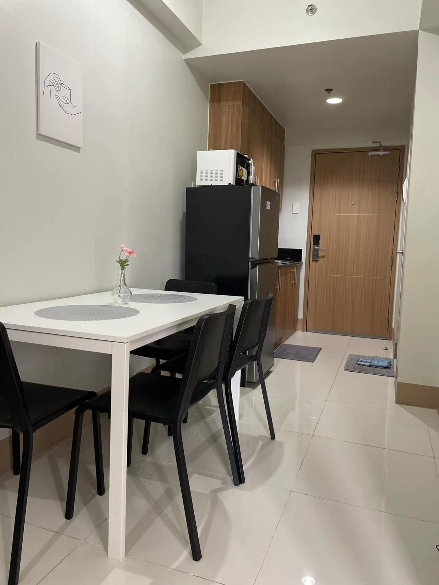 Aparthotel 10 Minutes From Moa - Cozy With Hot Shower & Balcony