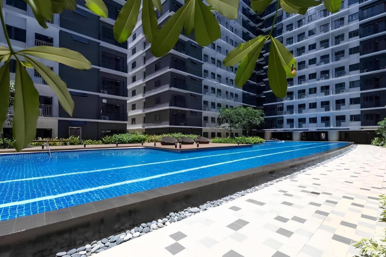 10 Minutes From Moa - Cozy With Hot Shower & Balcony Manila