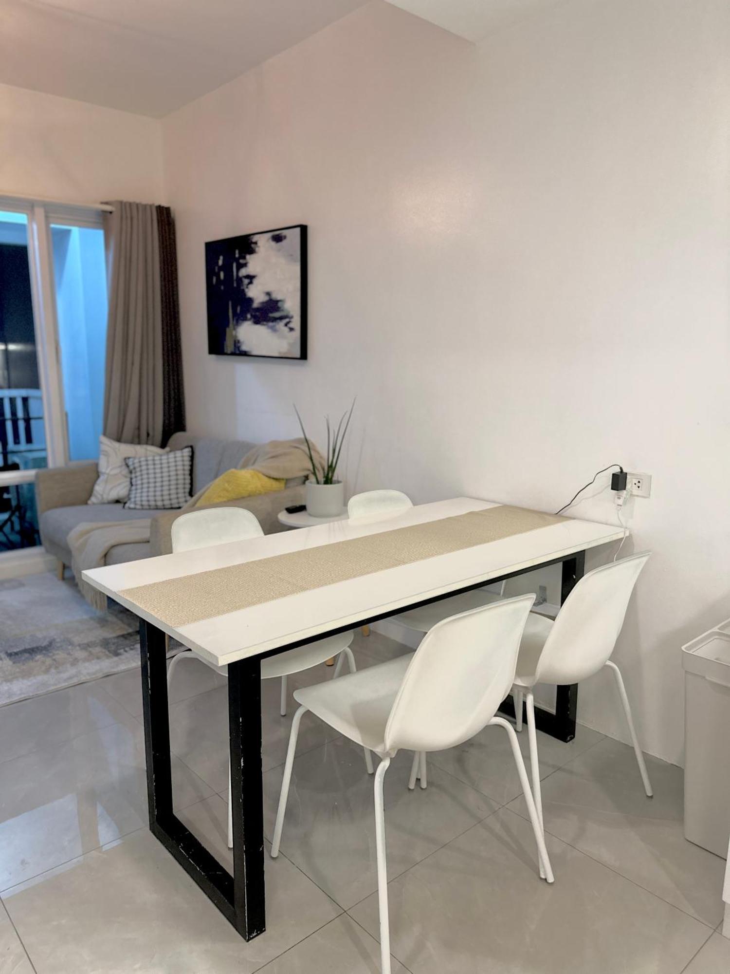 Sea Residences 2br Pool View Unit For 4-8 Pax - Beehive Moa Manila