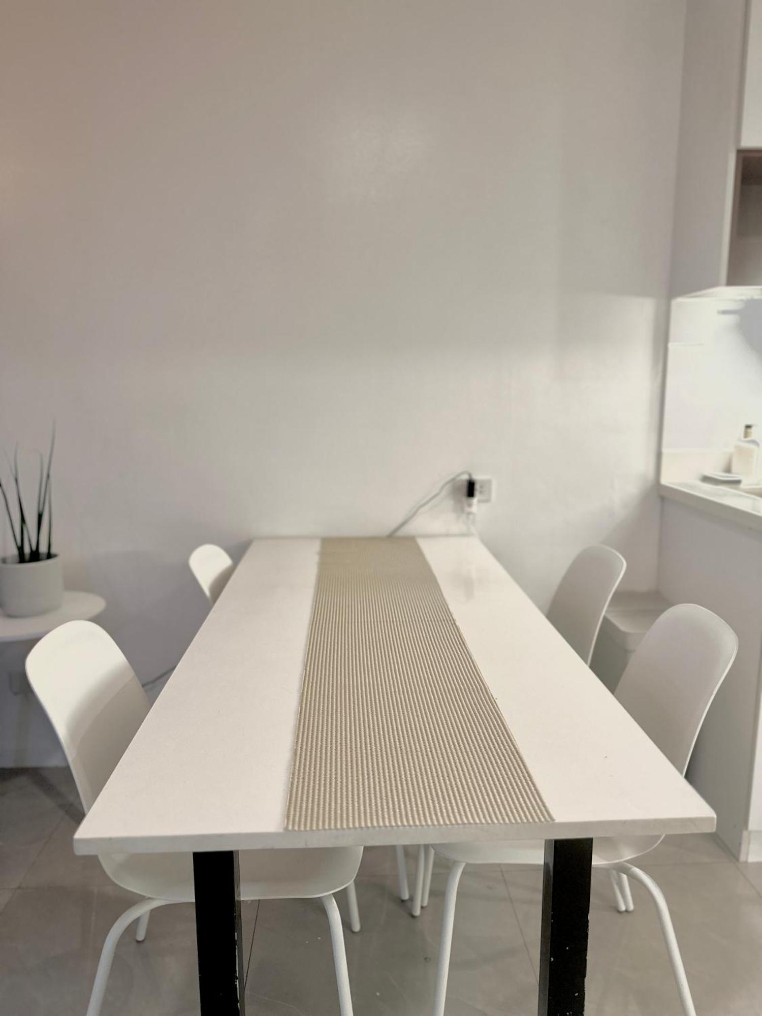 Sea Residences 2br Pool View Unit For 4-8 Pax - Beehive Moa Manila