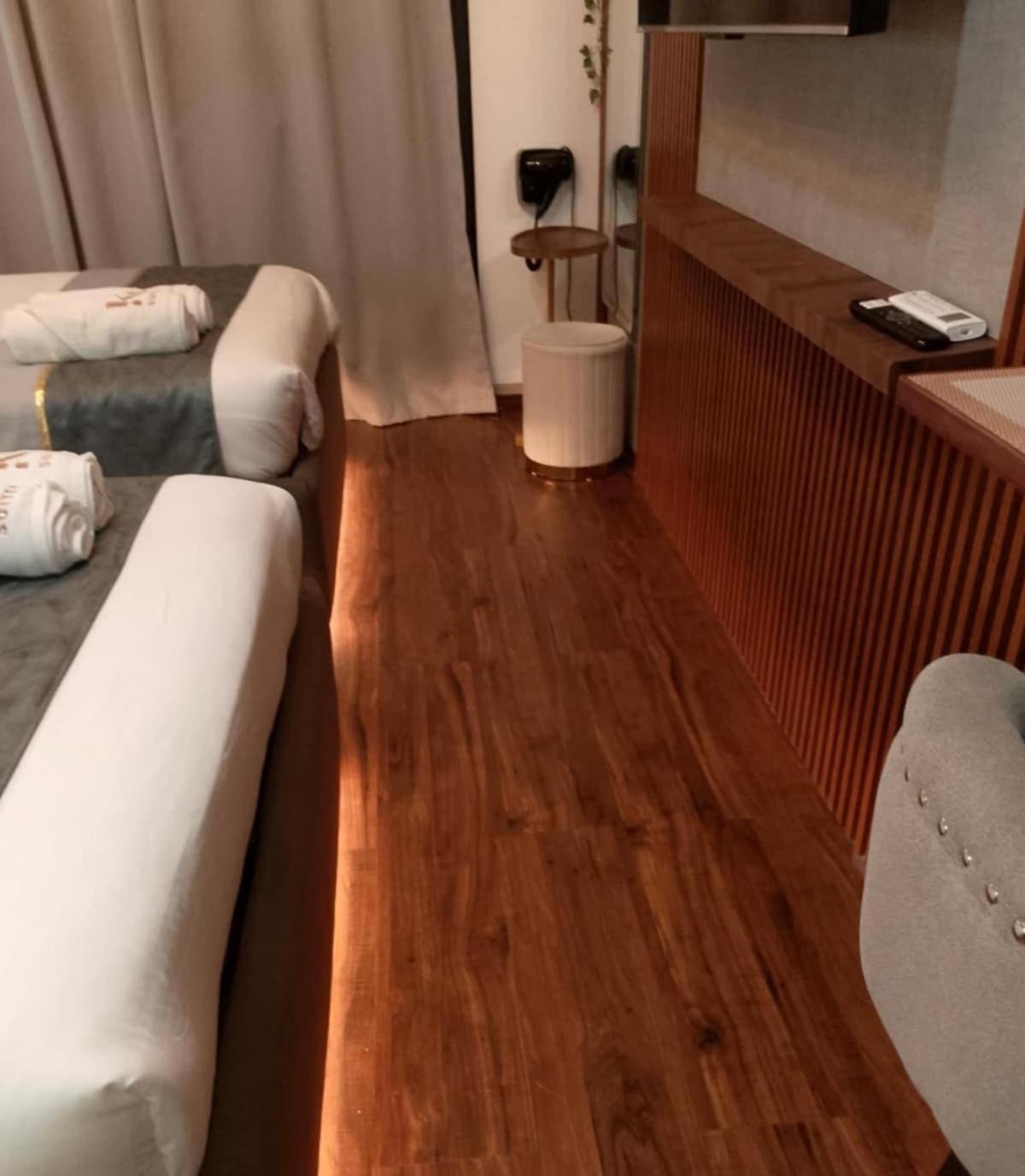 Apartment 2 Double Beds With Balcony Manila