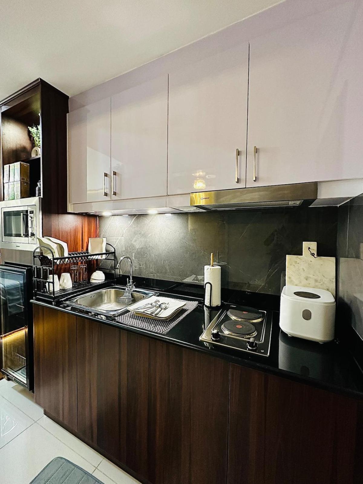 2 Double Beds With Balcony Apartment Manila