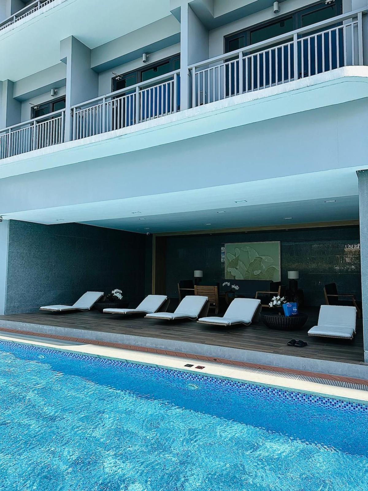 2 Double Beds With Balcony *