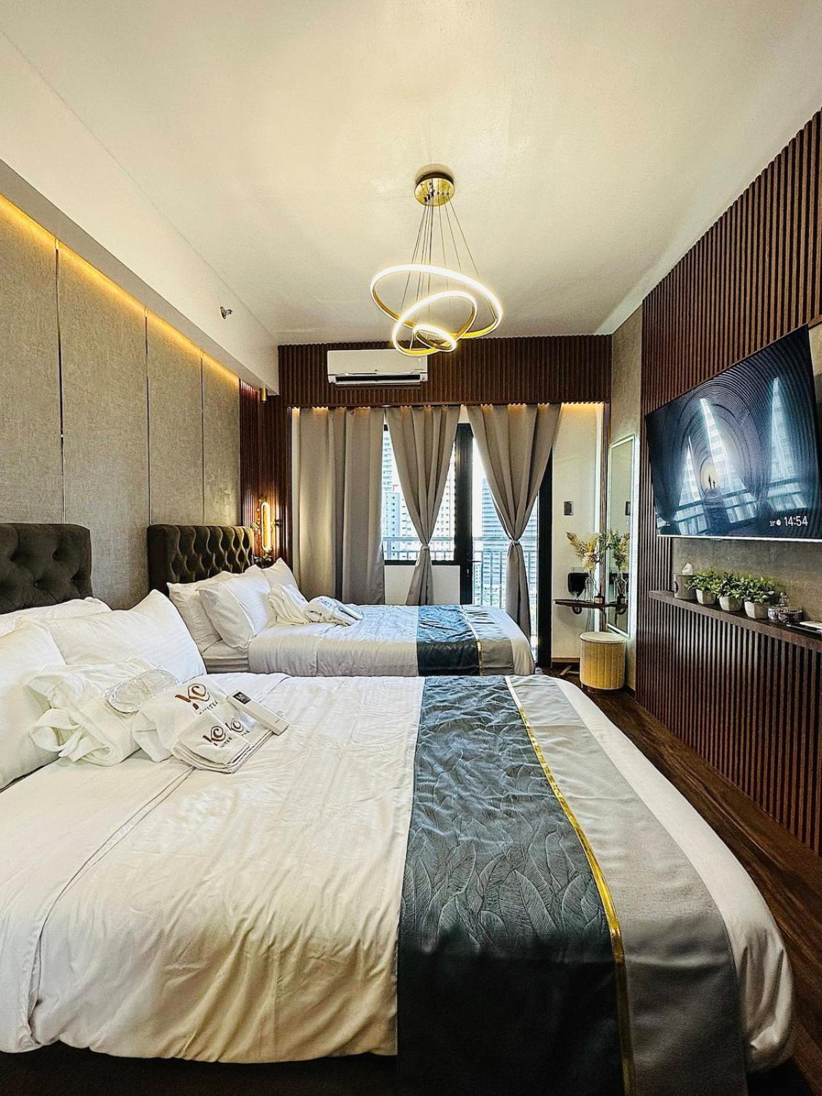 2 Double Beds With Balcony Manila