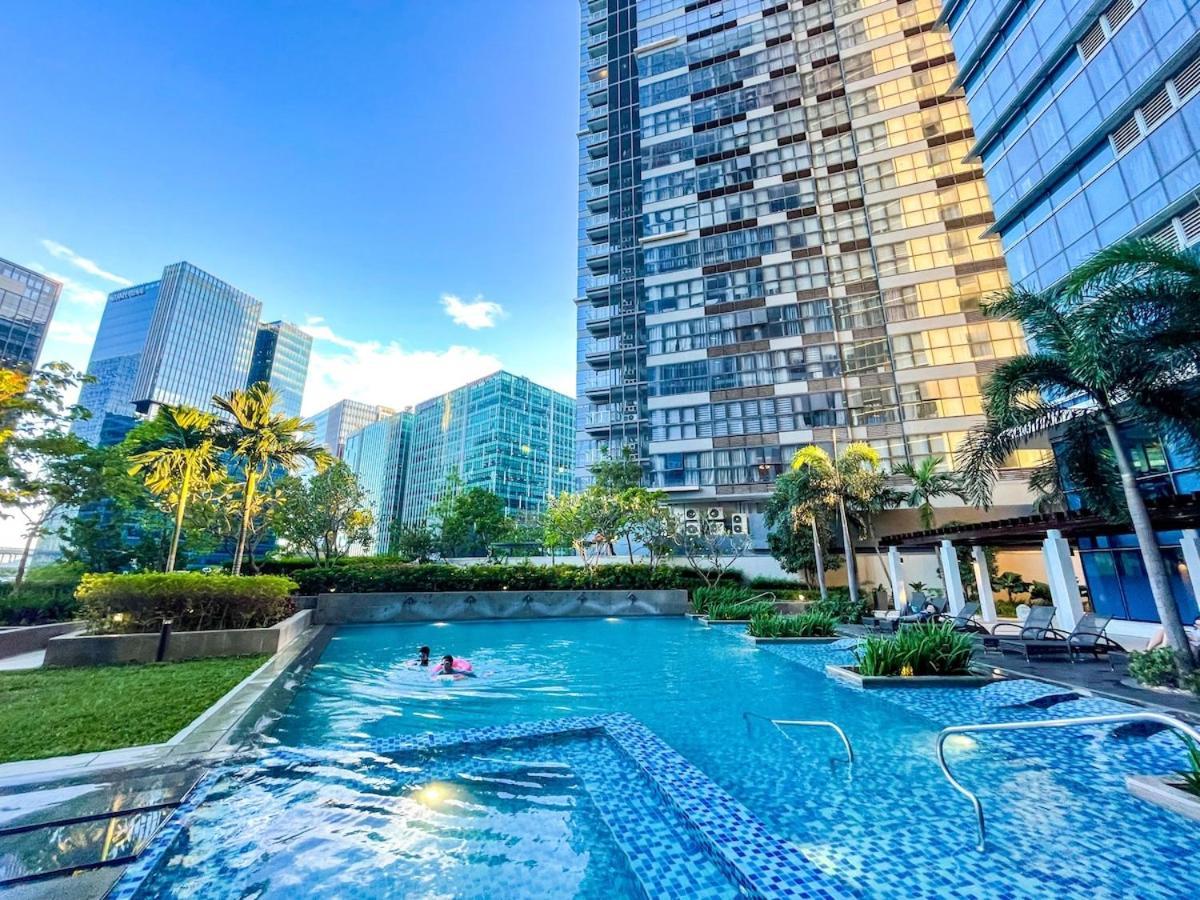 Ultra-luxury 3br Penthouse In Uptown Bgc
