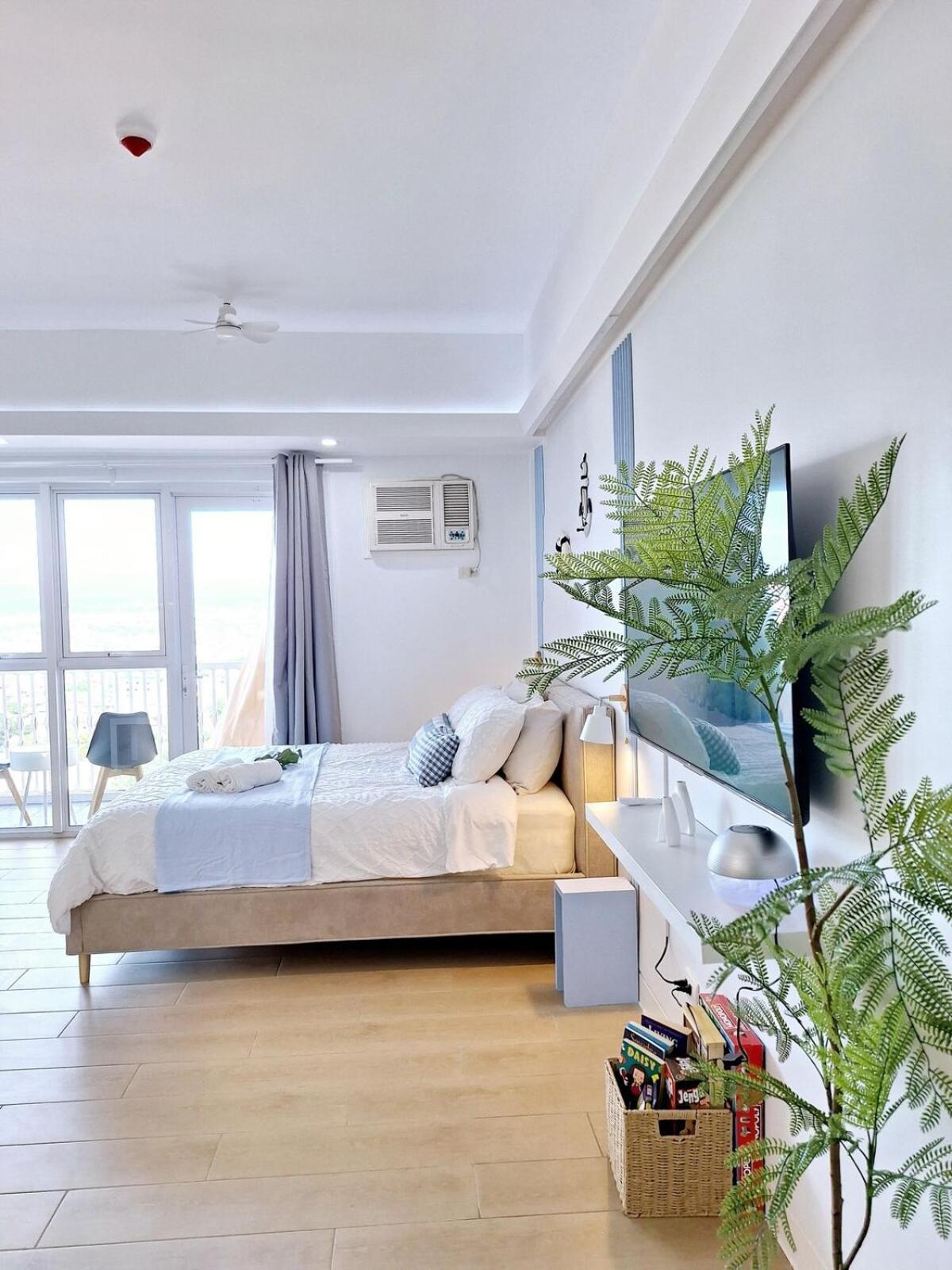 Luxury Coastal, Grand Canal View Apartment Manila