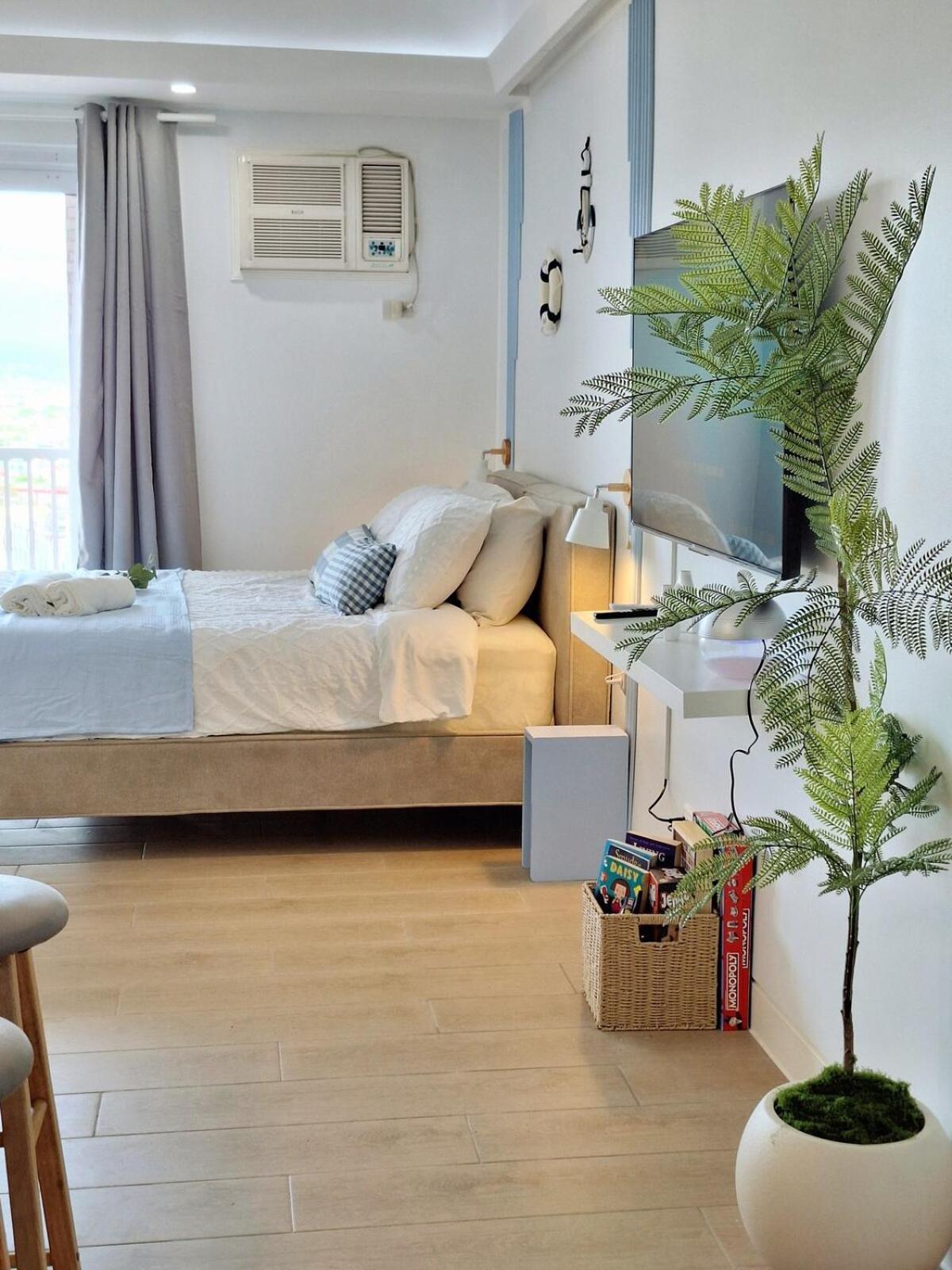 Luxury Coastal, Grand Canal View Apartment Manila