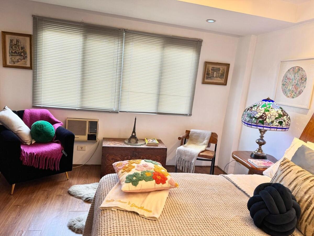 Julie Annes In The Heart Of The Holiday home