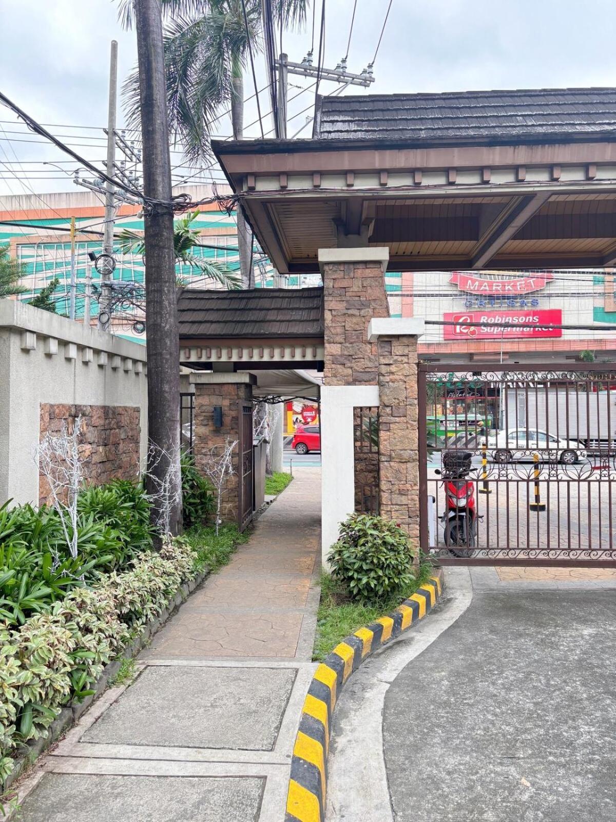 Cozy 2br Free Pool Access Manila