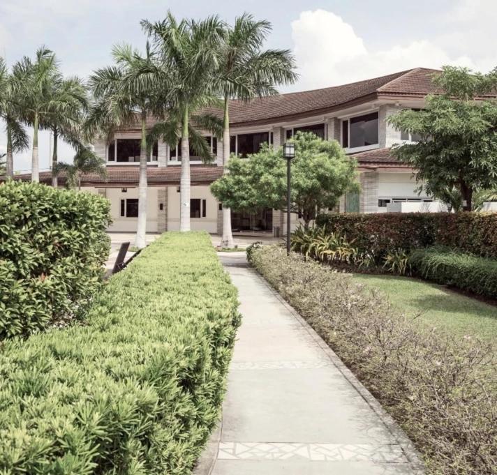 2br Cozy Unit Near International Airport Apartment