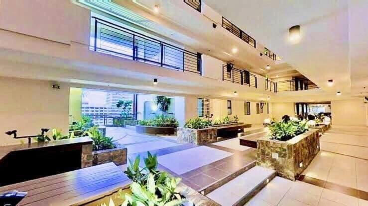 Flair Towers Urban Staycations * Manila
