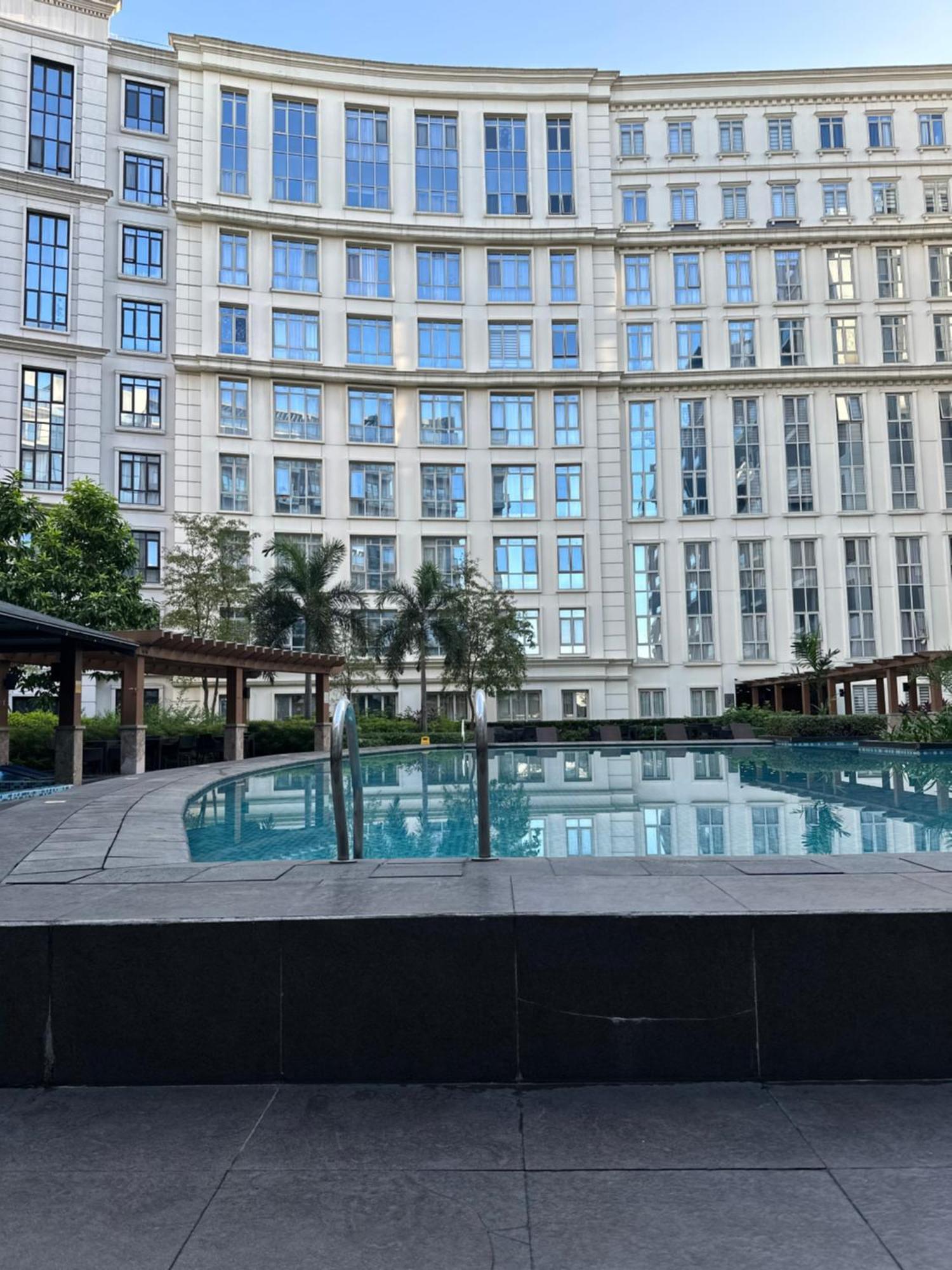With Pool And Gym Free Access *