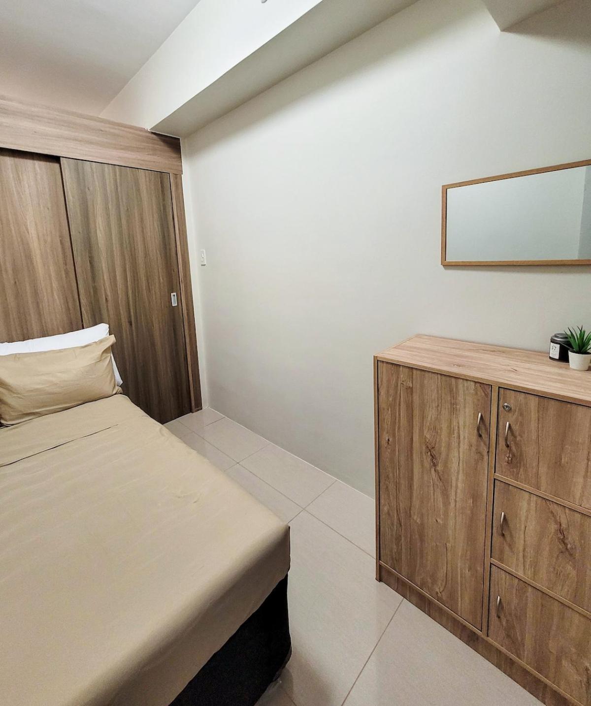 An-dy's Point, Field Residences