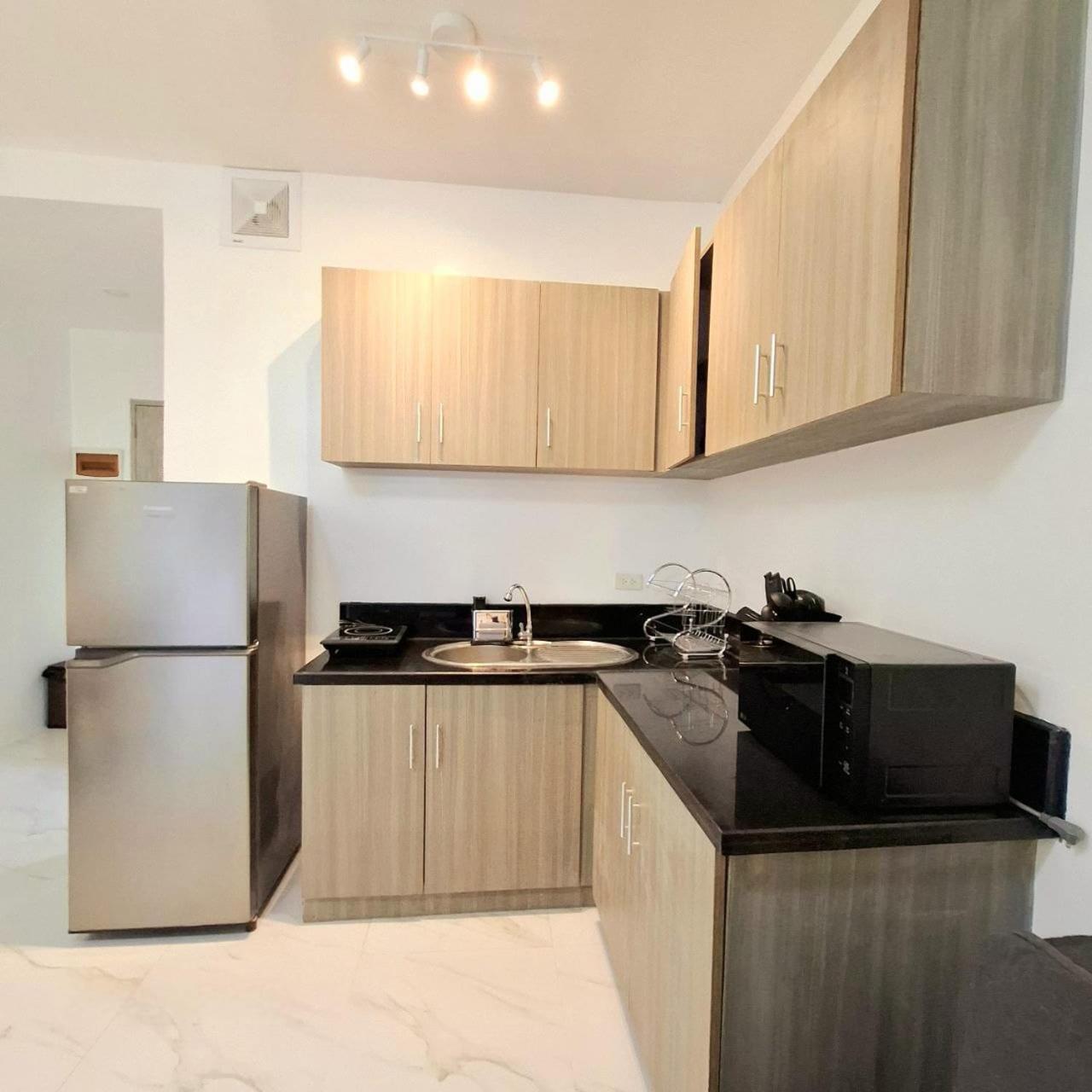 Apartment Bayview Luxury Condos: Poolside Balcony Retreats Manila