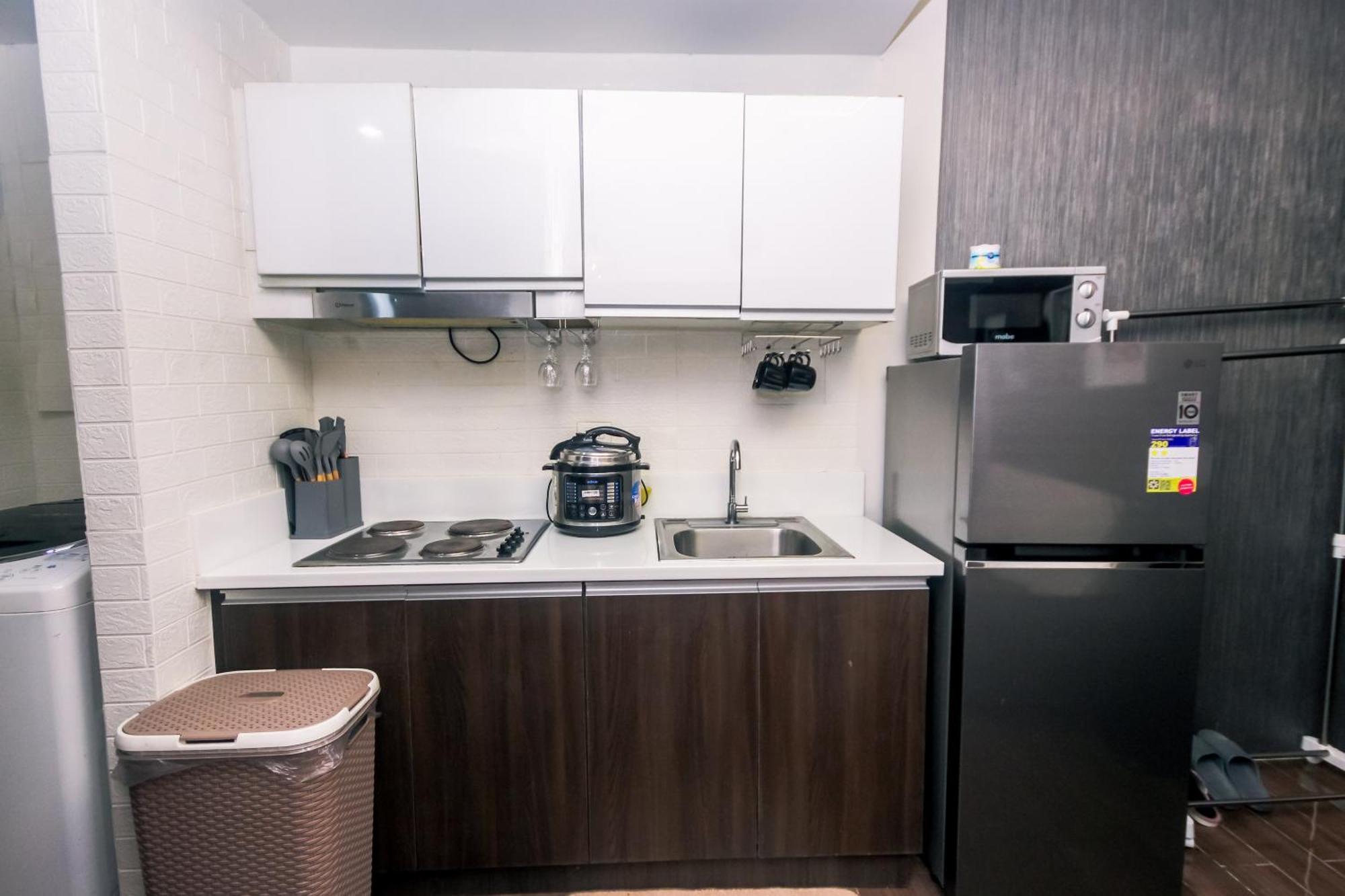 Sleek Sophistication 2 Bedroom Urban Oasis Makati 300 Mbps Superfast Apartment *