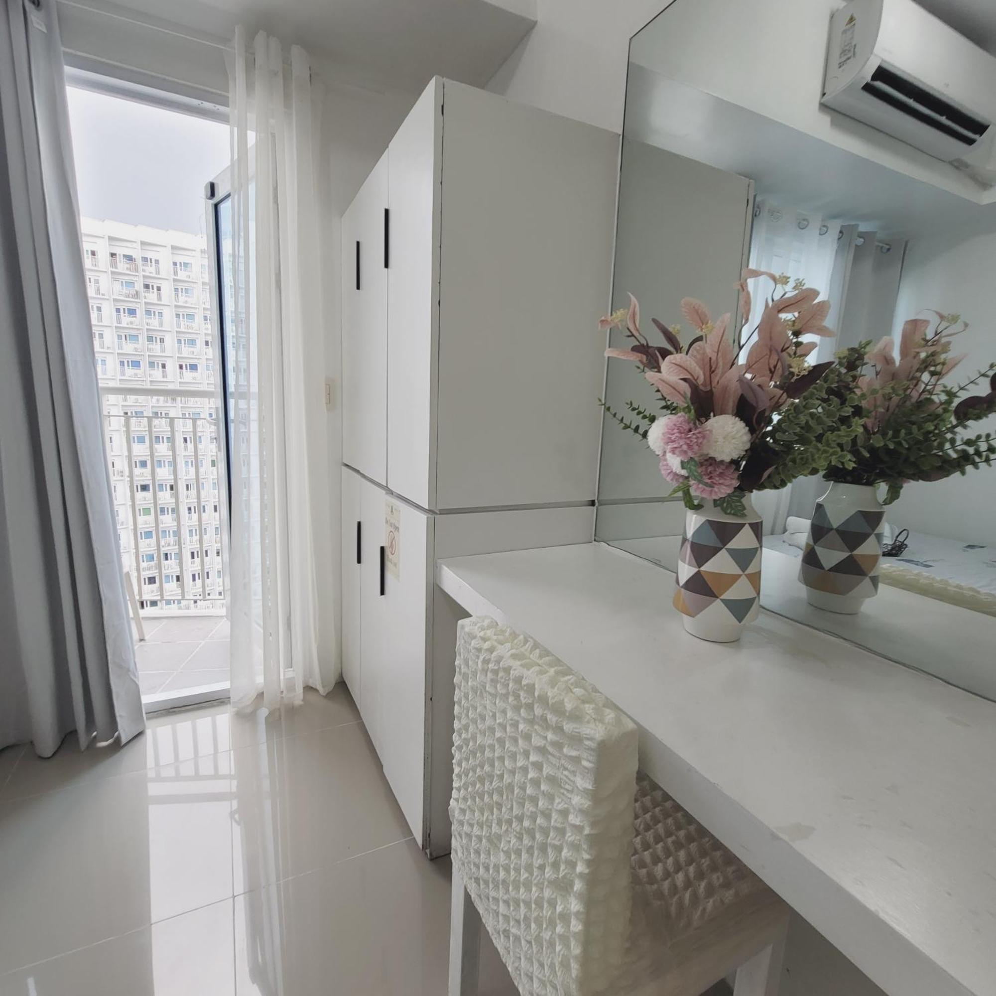 Aparthotel Overlooking View At Lynz Staycation *