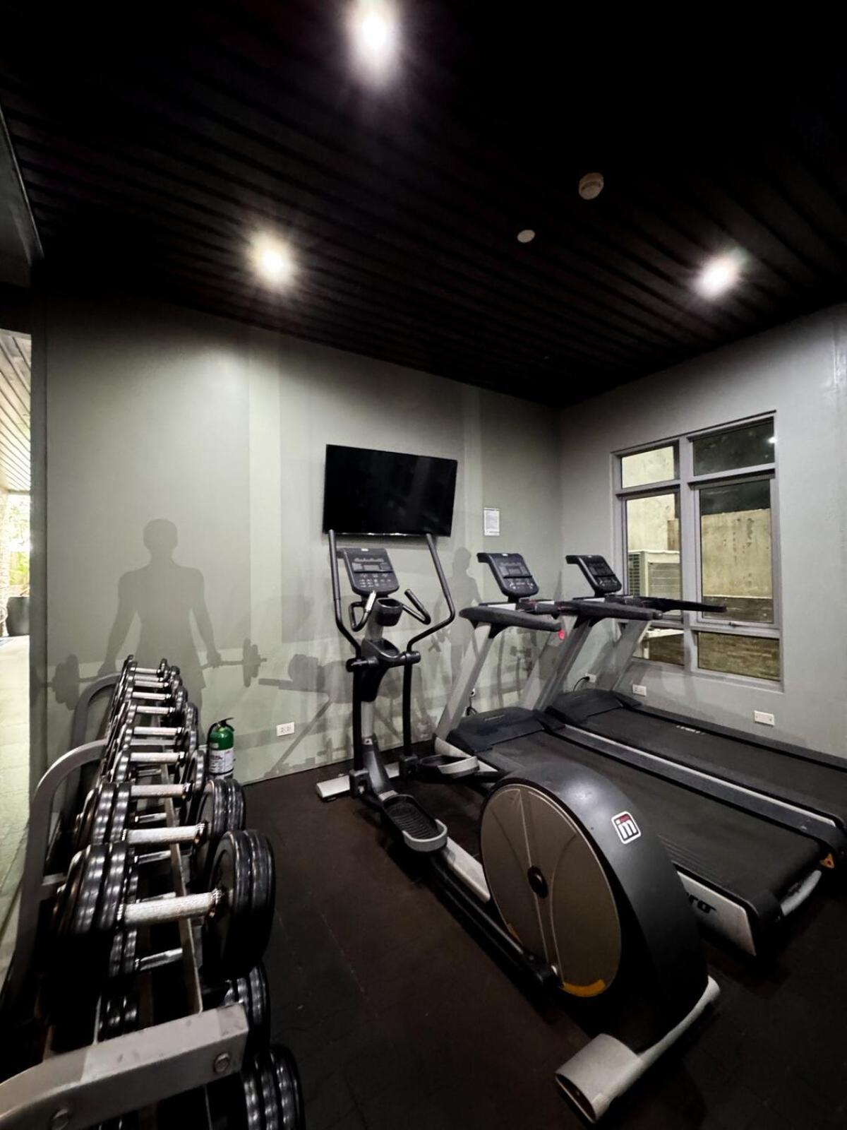 Business In Salcedo Village Makati Apartment *