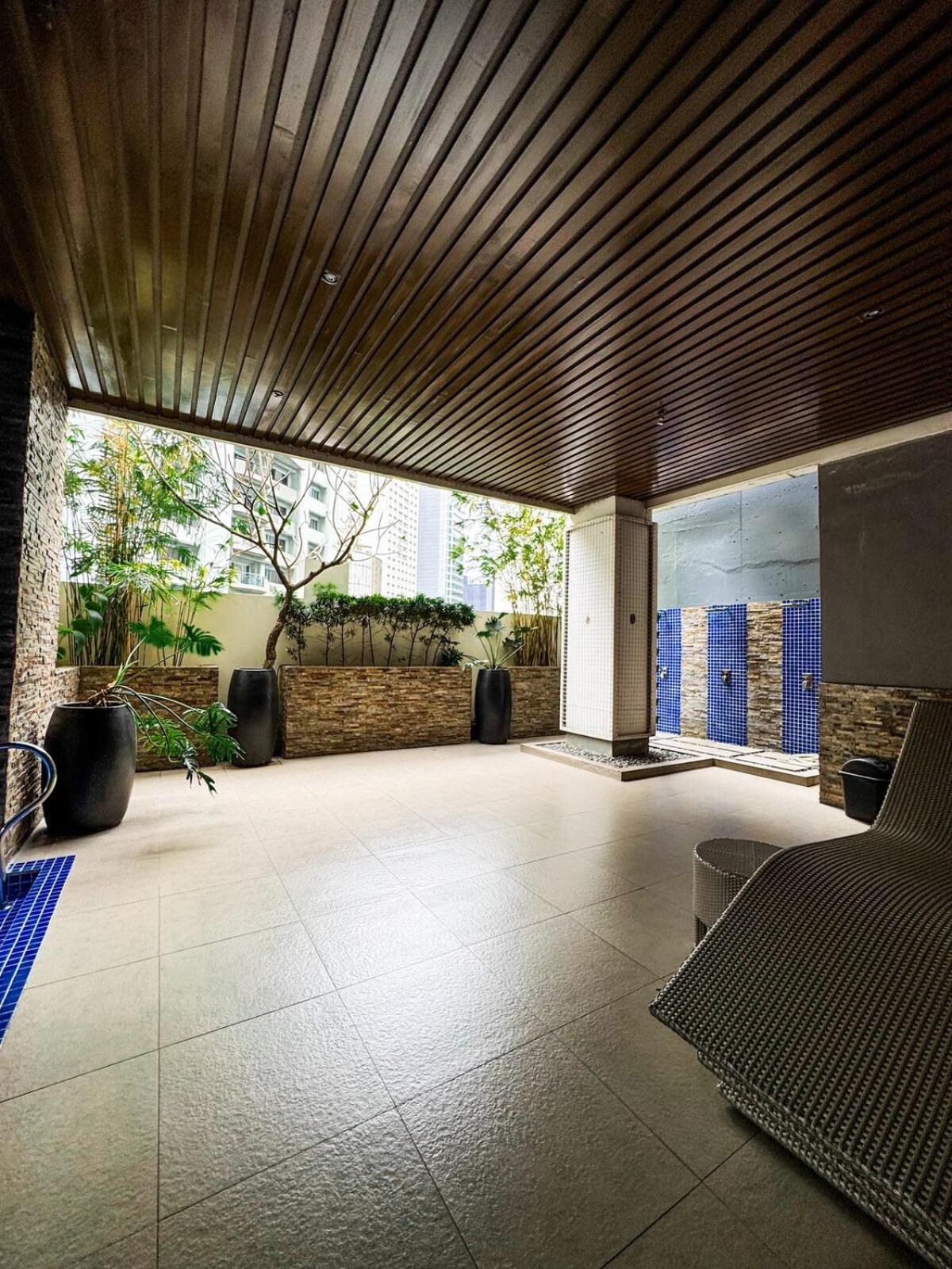 Business In Salcedo Village Makati Apartment *