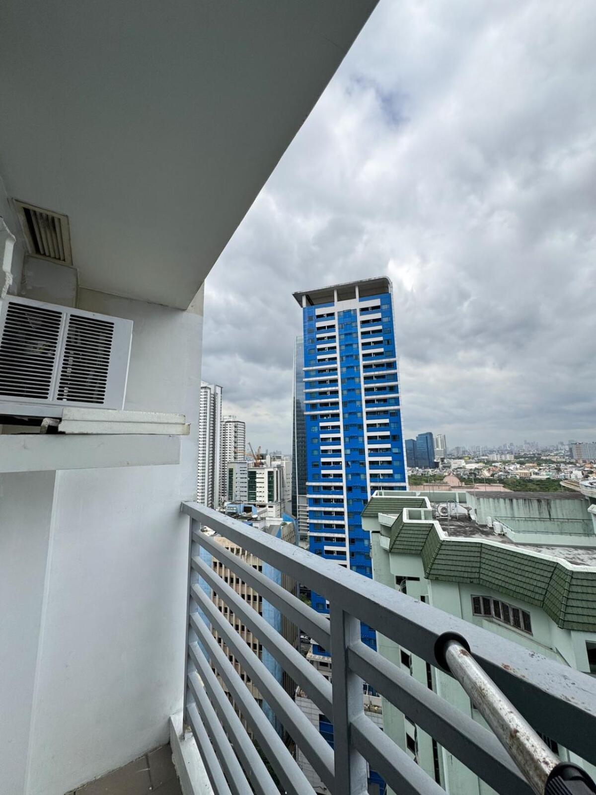 Business In Salcedo Village Makati Apartment *