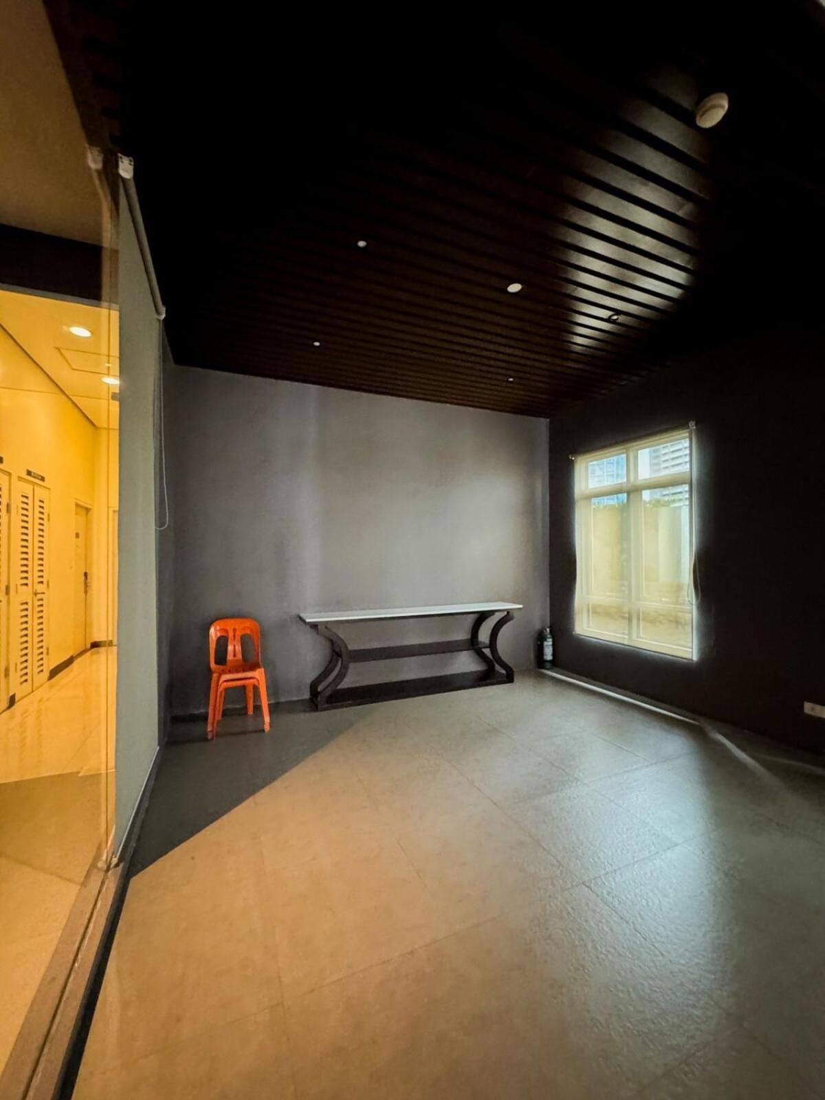 Business In Salcedo Village Makati Apartment *