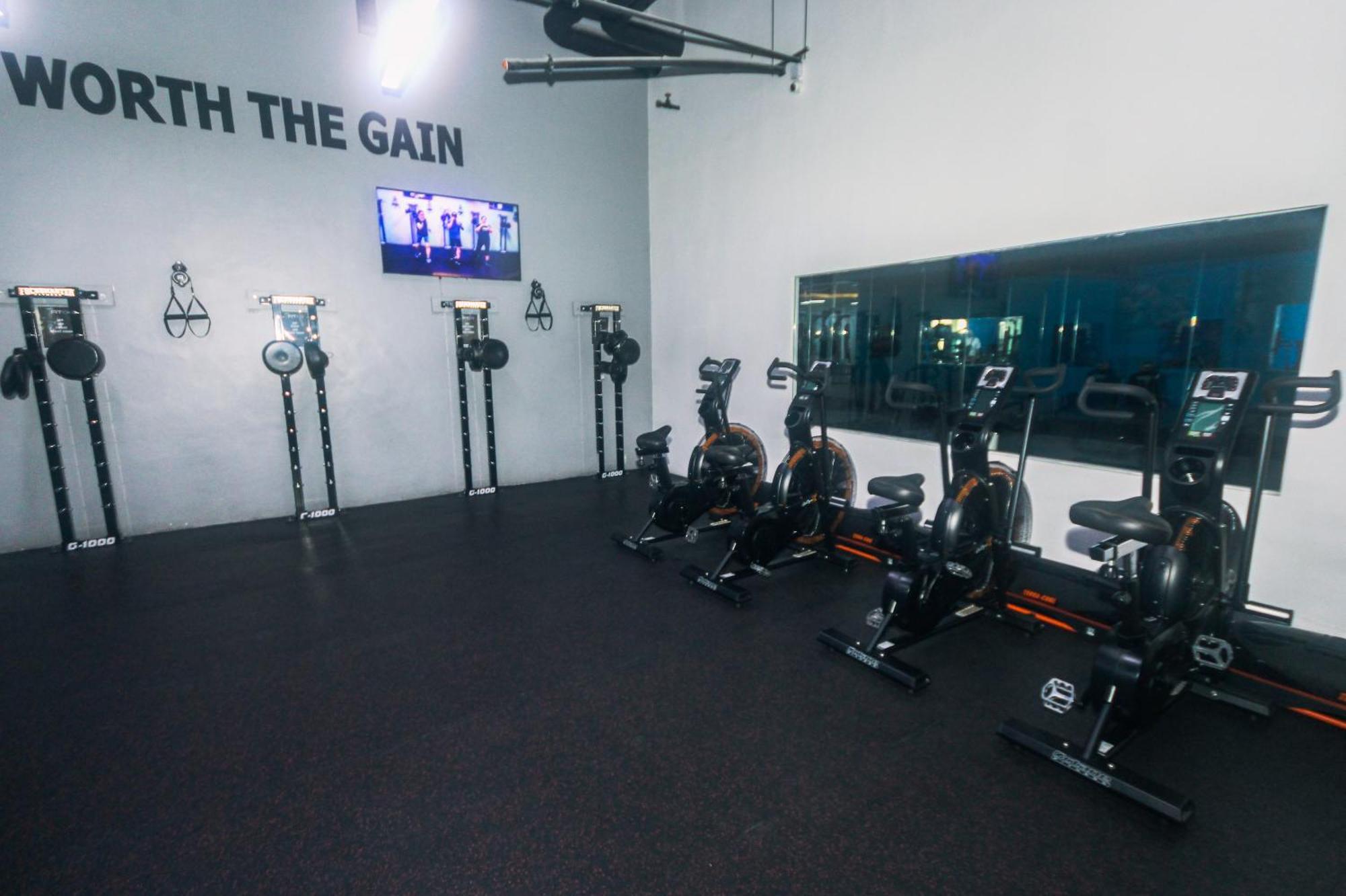 The Quirk Air Makati Swim Gym Park Eat Laugh 3301 Apartment
